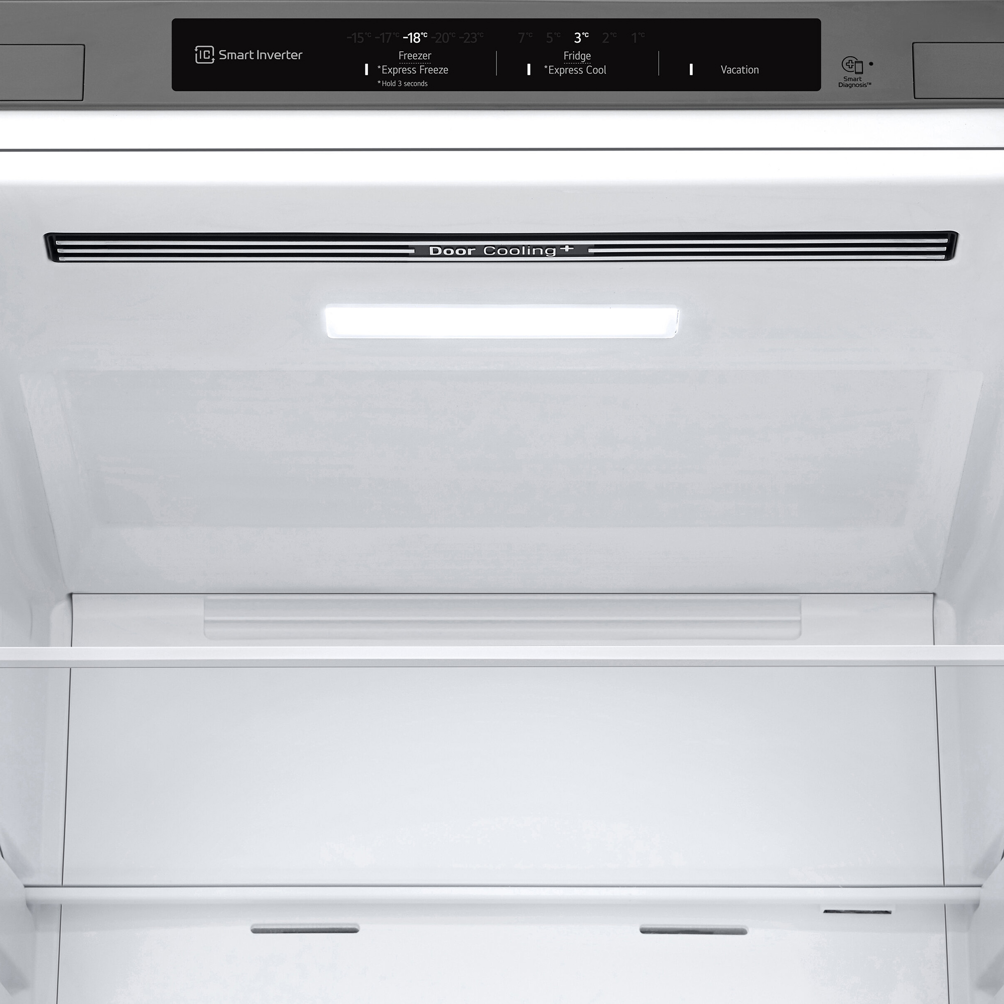 All'interno di un frigorifero con ripiani, luci e un pannello di controllo.