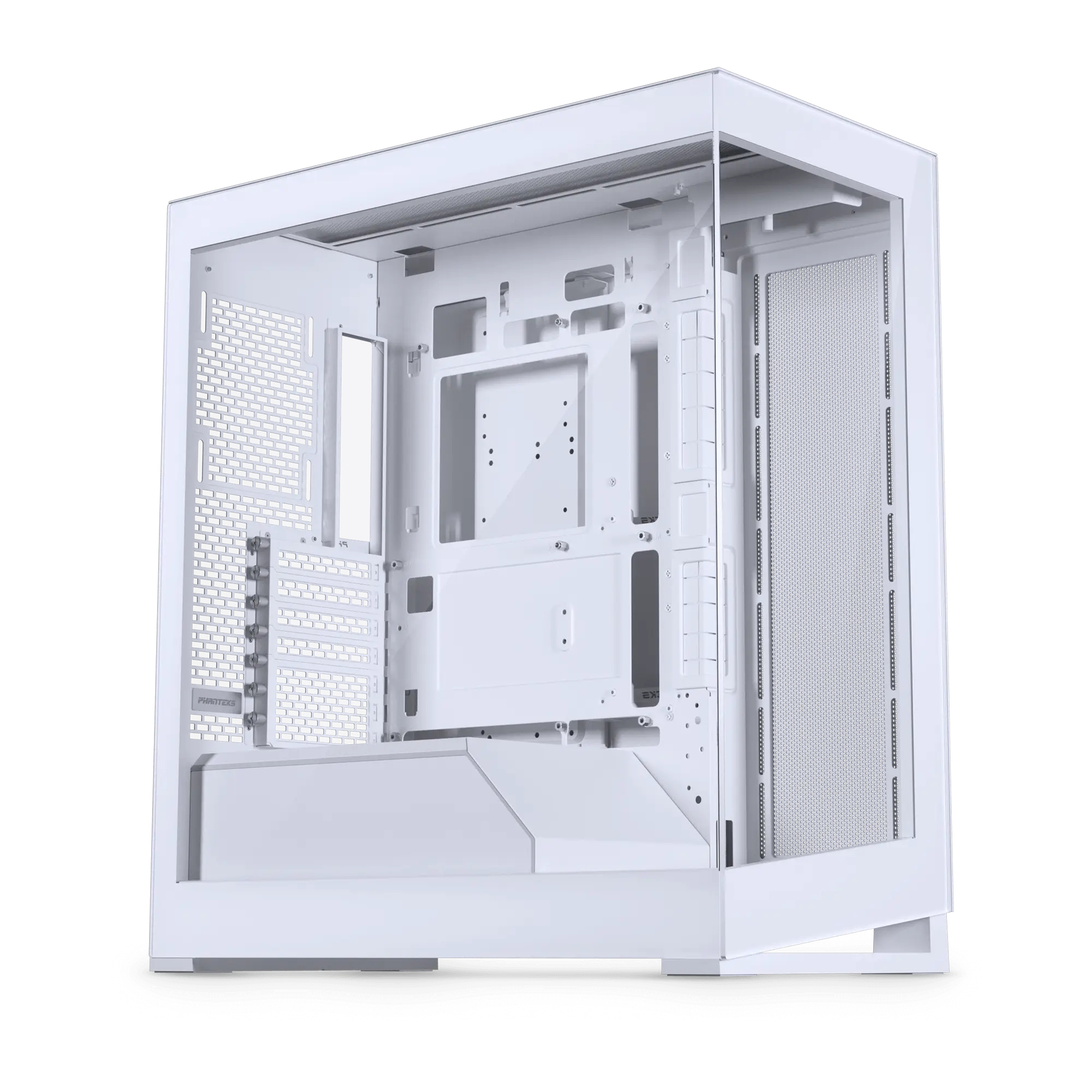 Witte computerkast met glazen zijkant. Interieur zichtbaar, open ontwerp. Witte achtergrond.