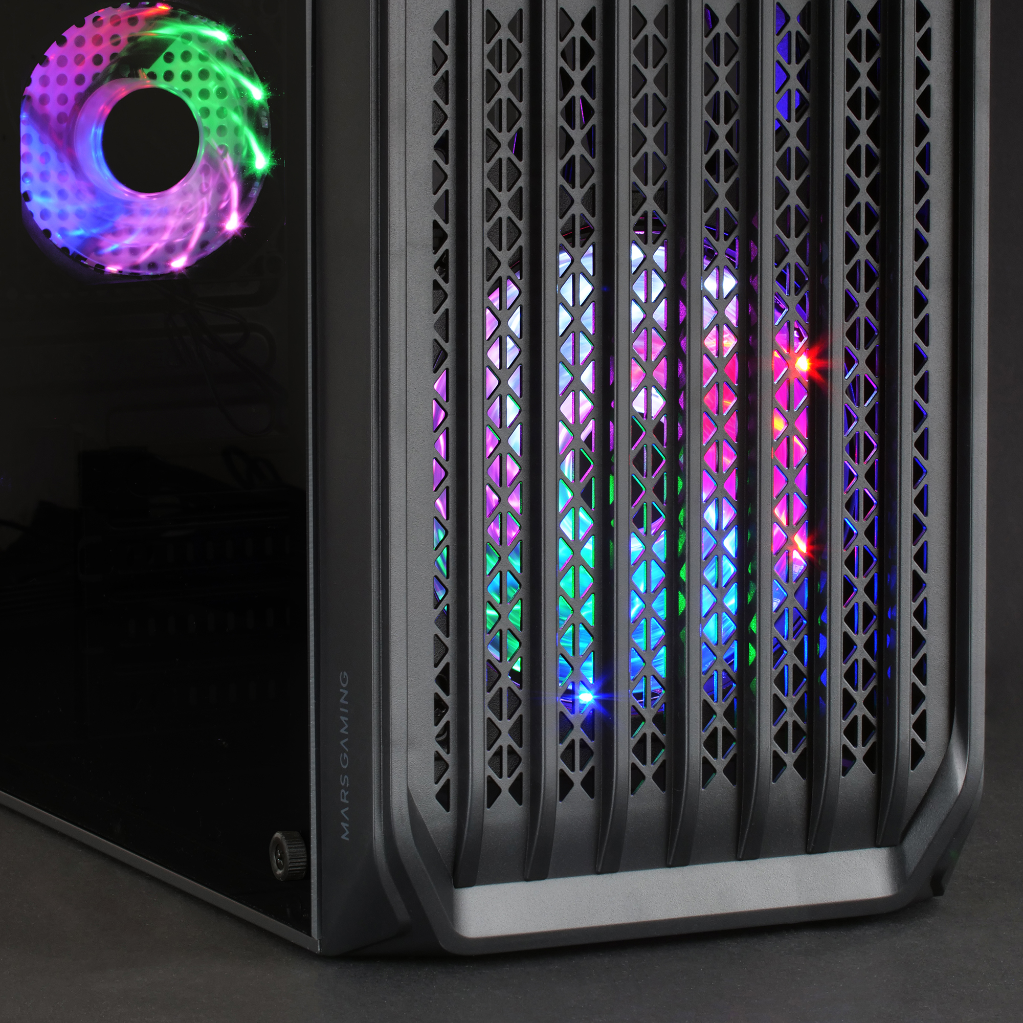 Primo piano di un case per computer con ventola e luci LED, con il logo Mars Gaming.