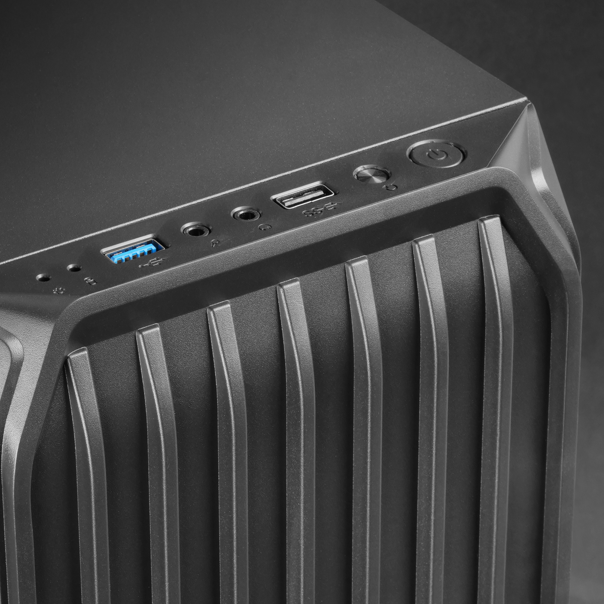 Primo piano di un case per computer nero con porte, USB, audio e pulsanti di accensione.