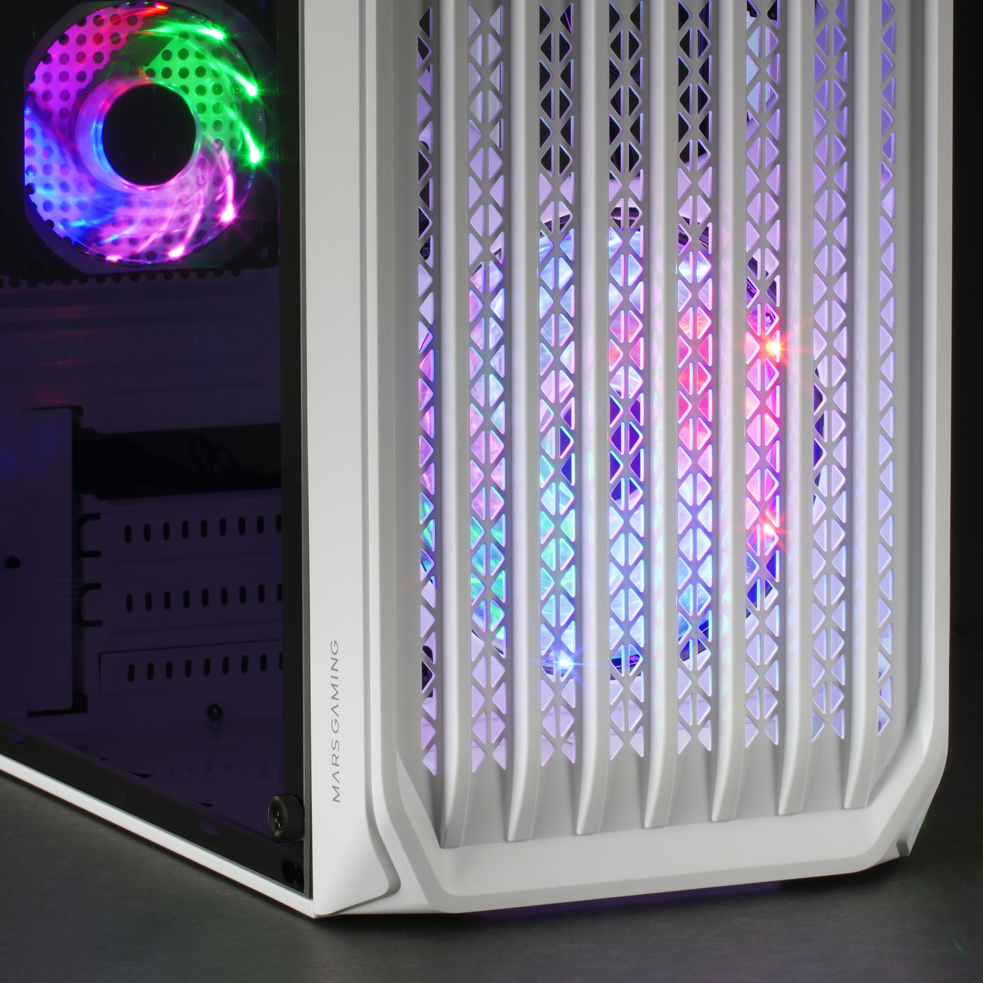 Primo piano di un case per PC bianco con lato in vetro e luci arcobaleno. Logo Mars Gaming.