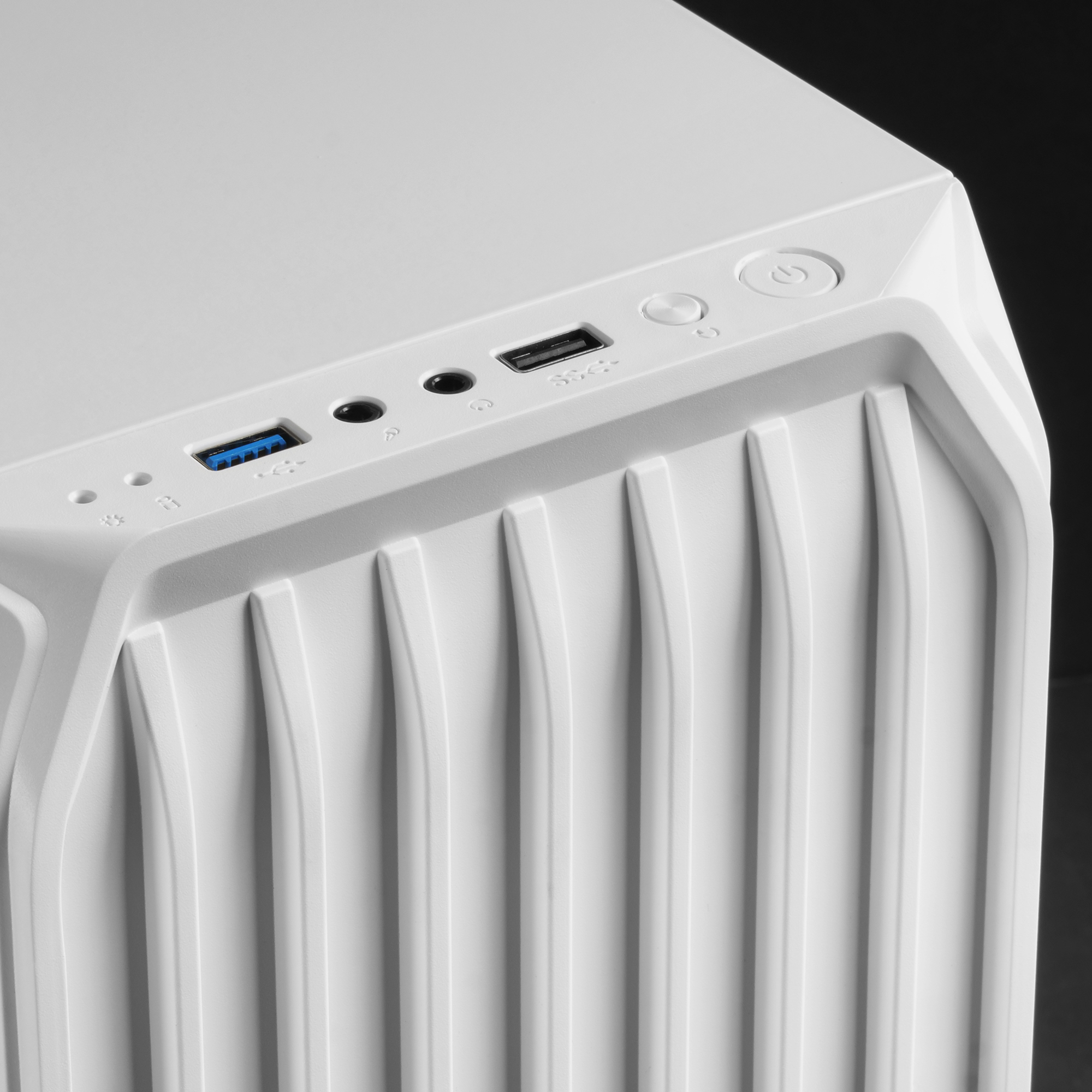 Primo piano di un case per PC bianco, che mostra il pannello frontale, le porte USB e il pulsante di accensione.