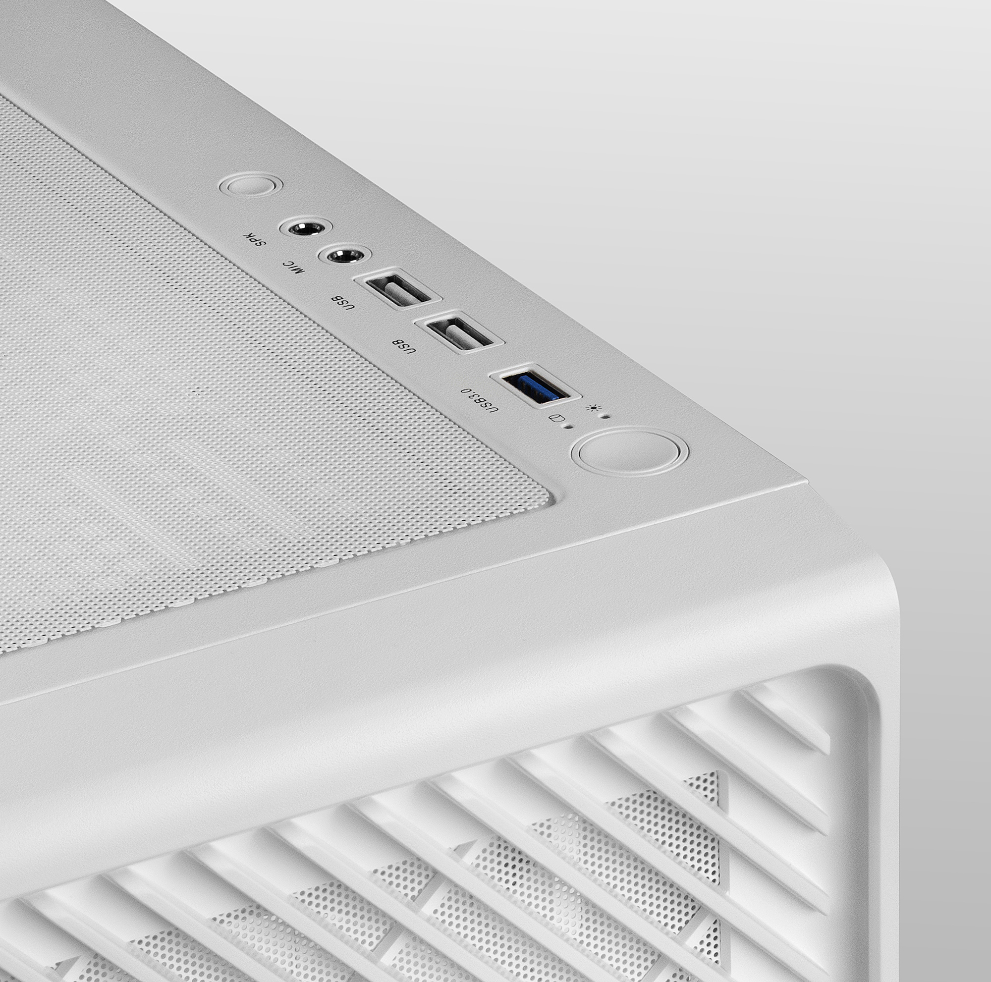 Zbliżenie białej obudowy PC, z portami, USB, audio i przyciskiem zasilania.