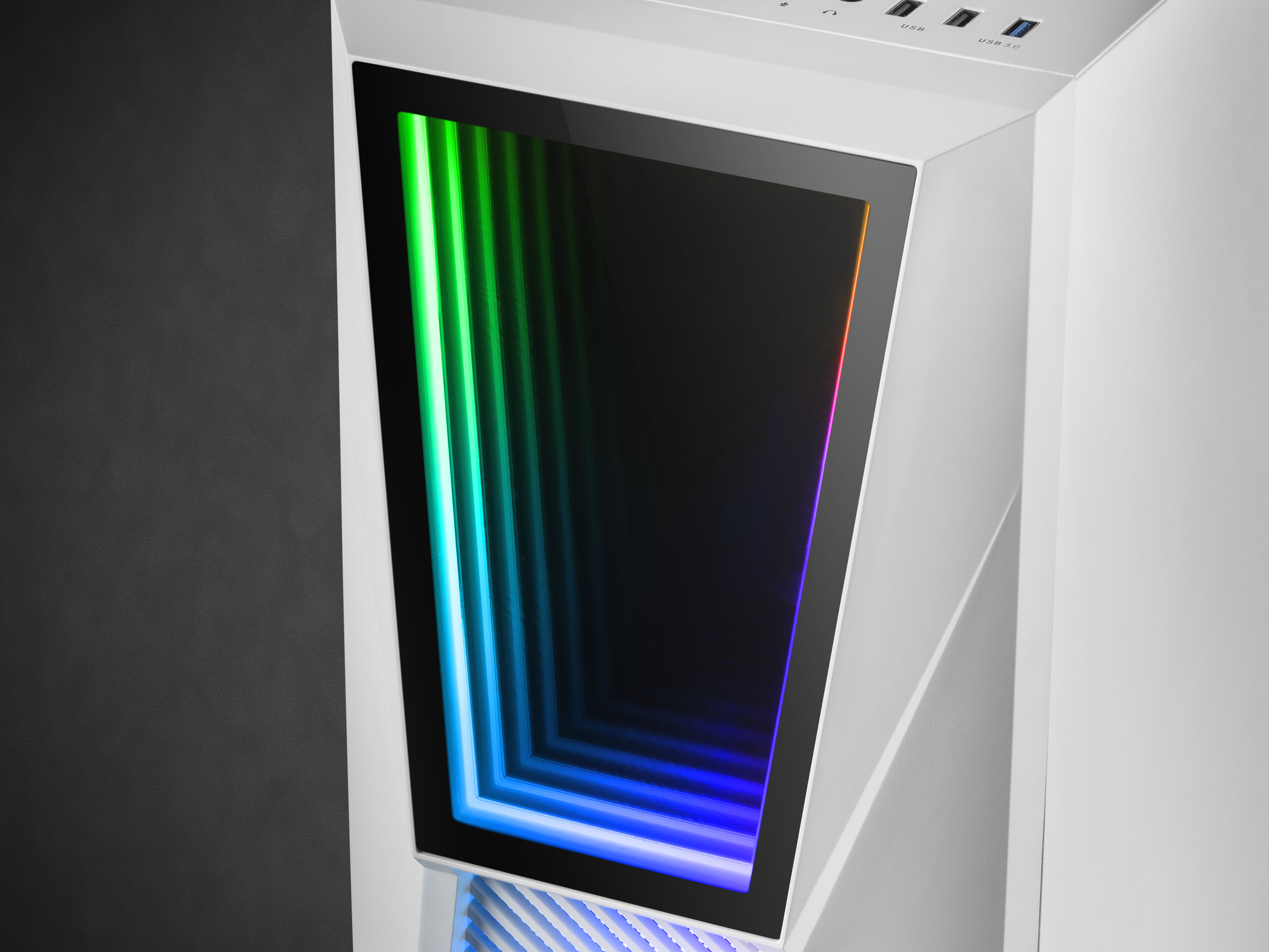 Biała obudowa komputera z kolorowym wyświetlaczem świetlnym RGB na panelu przednim.