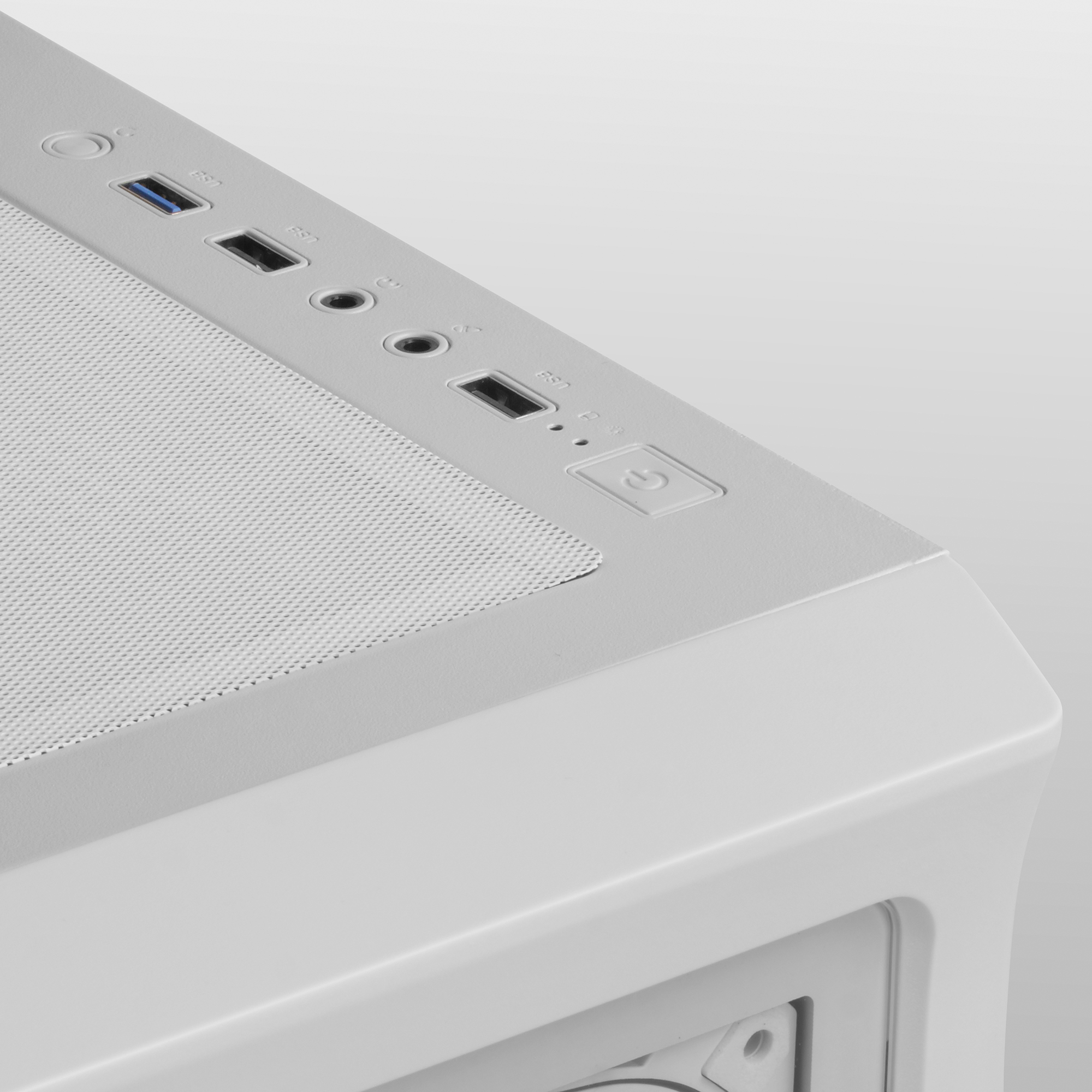 Nahaufnahme der Oberseite eines weißen PC-Gehäuses mit Anschlüssen und Power-Taste.