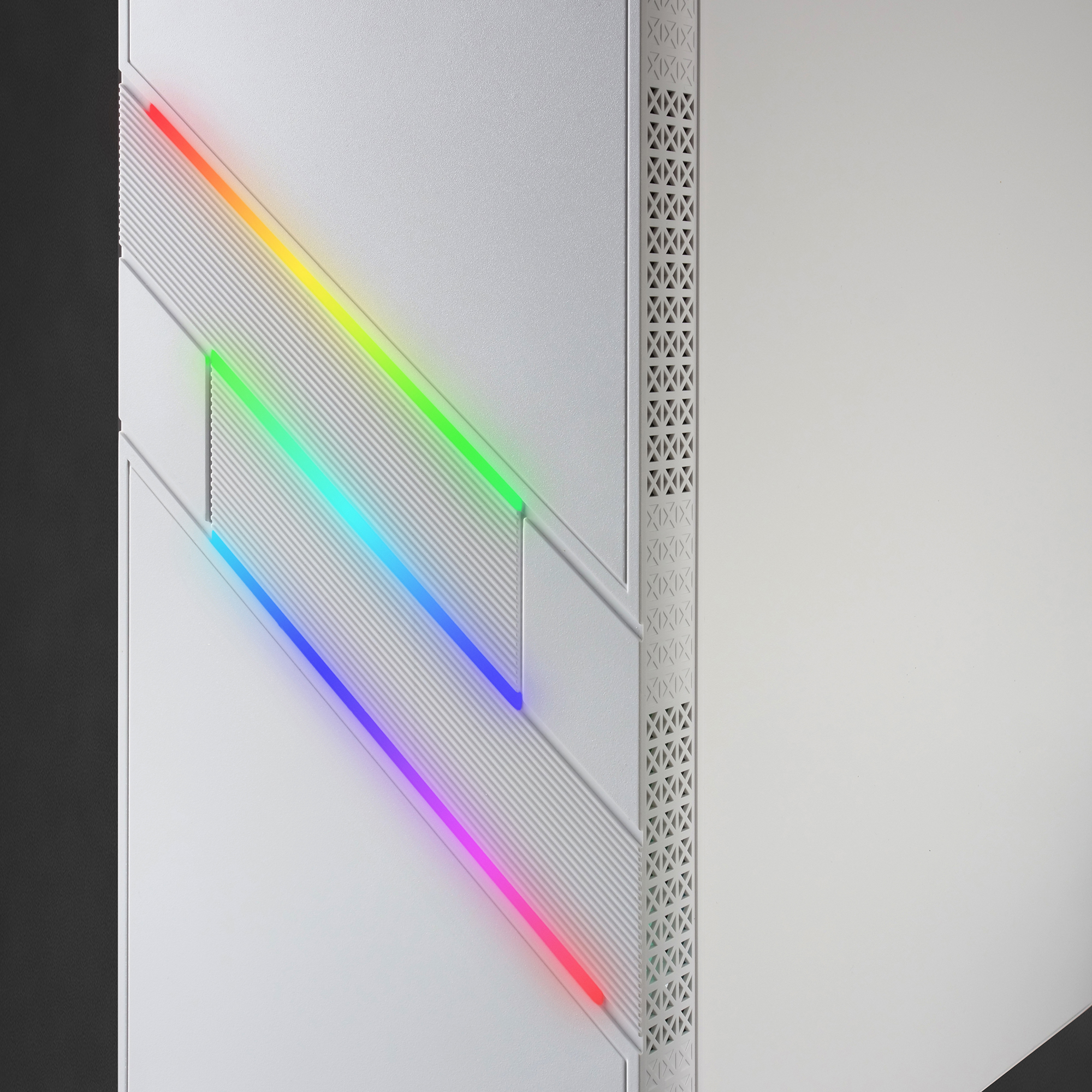 Dettaglio del pannello laterale di un case per computer bianco, con linee angolate e accenti di illuminazione RGB.