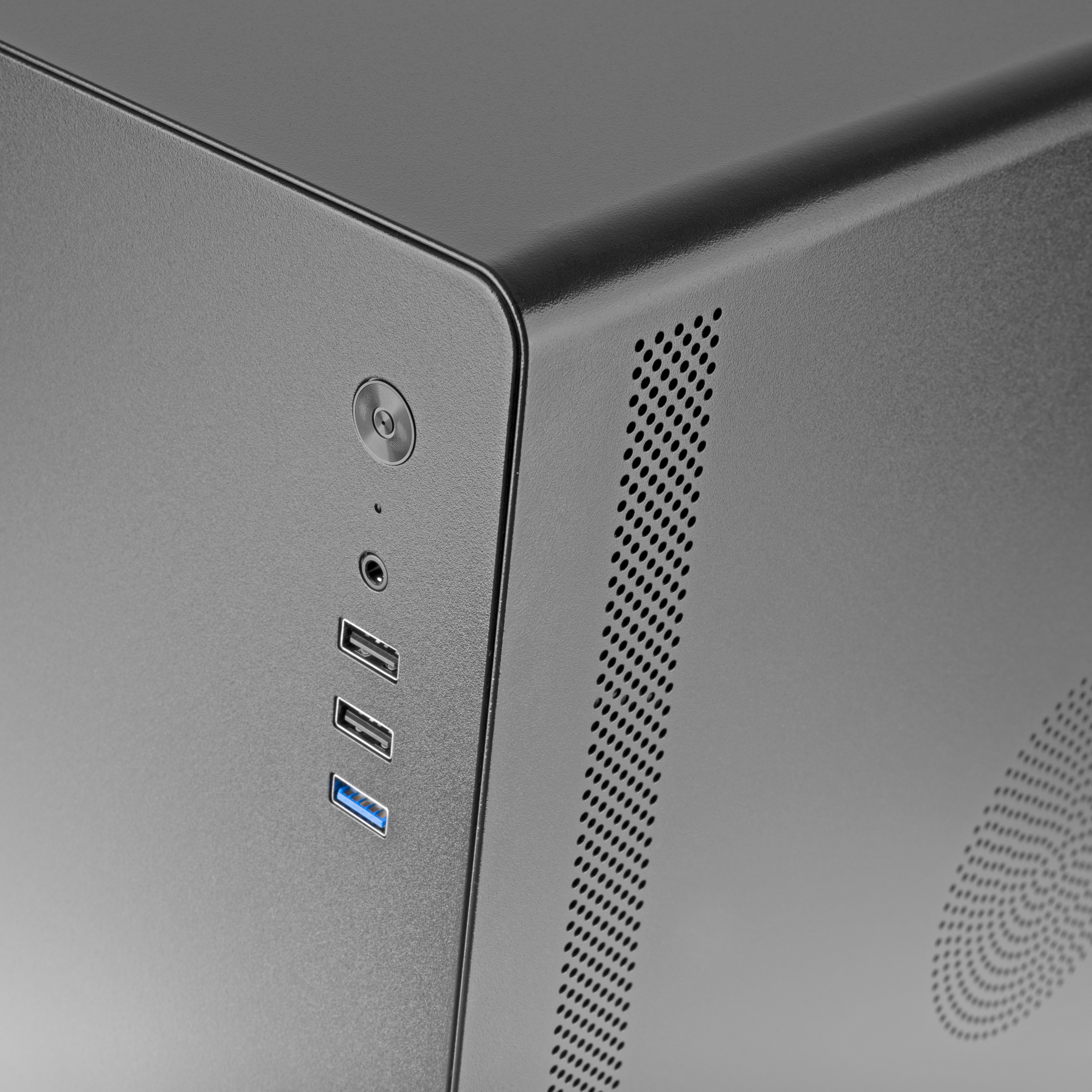 Primo piano di un case per PC. Ha porte USB, un pulsante di accensione e fori di ventilazione.