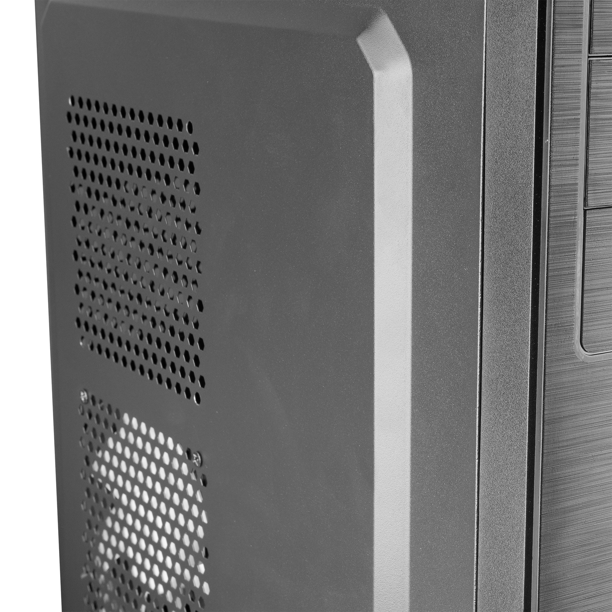 Primo piano di un case di computer grigio con fori di ventilazione e una ventola.