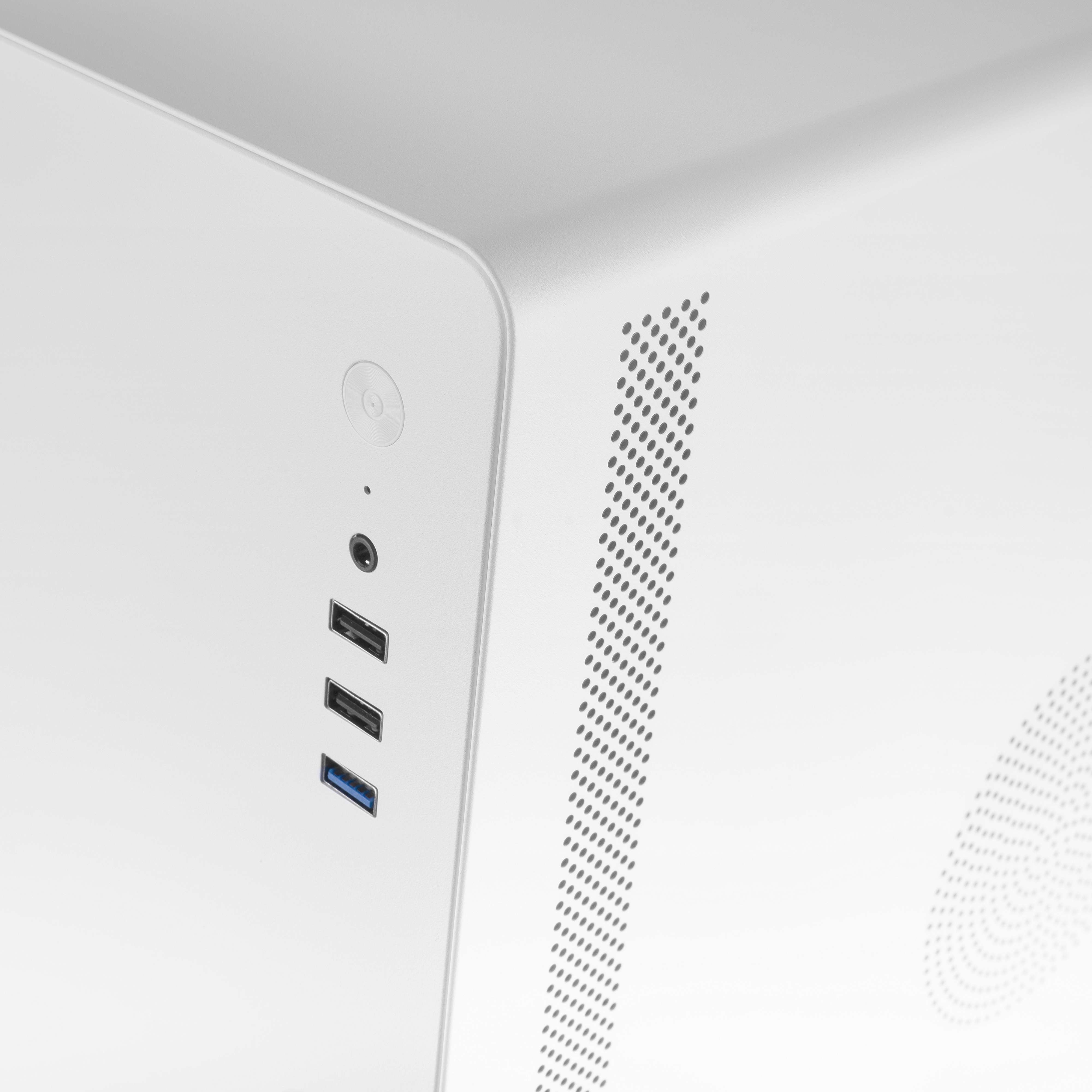 Primo piano di un case per PC bianco. Porte USB e pulsante di accensione visibili. Lato perforato.