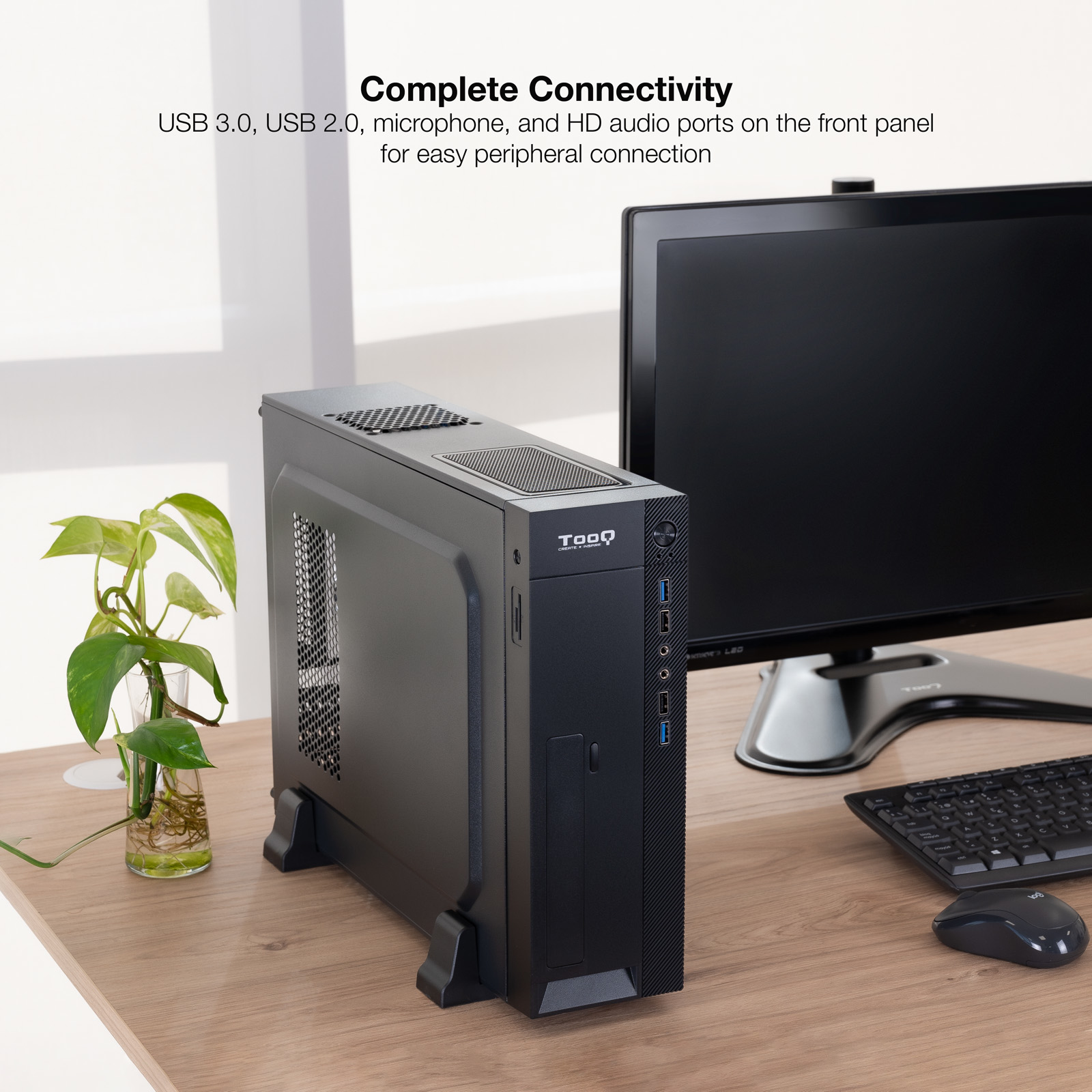 Case PC nero con schermo e scrivania. Testo: Connettività completa. Porte USB e altro.