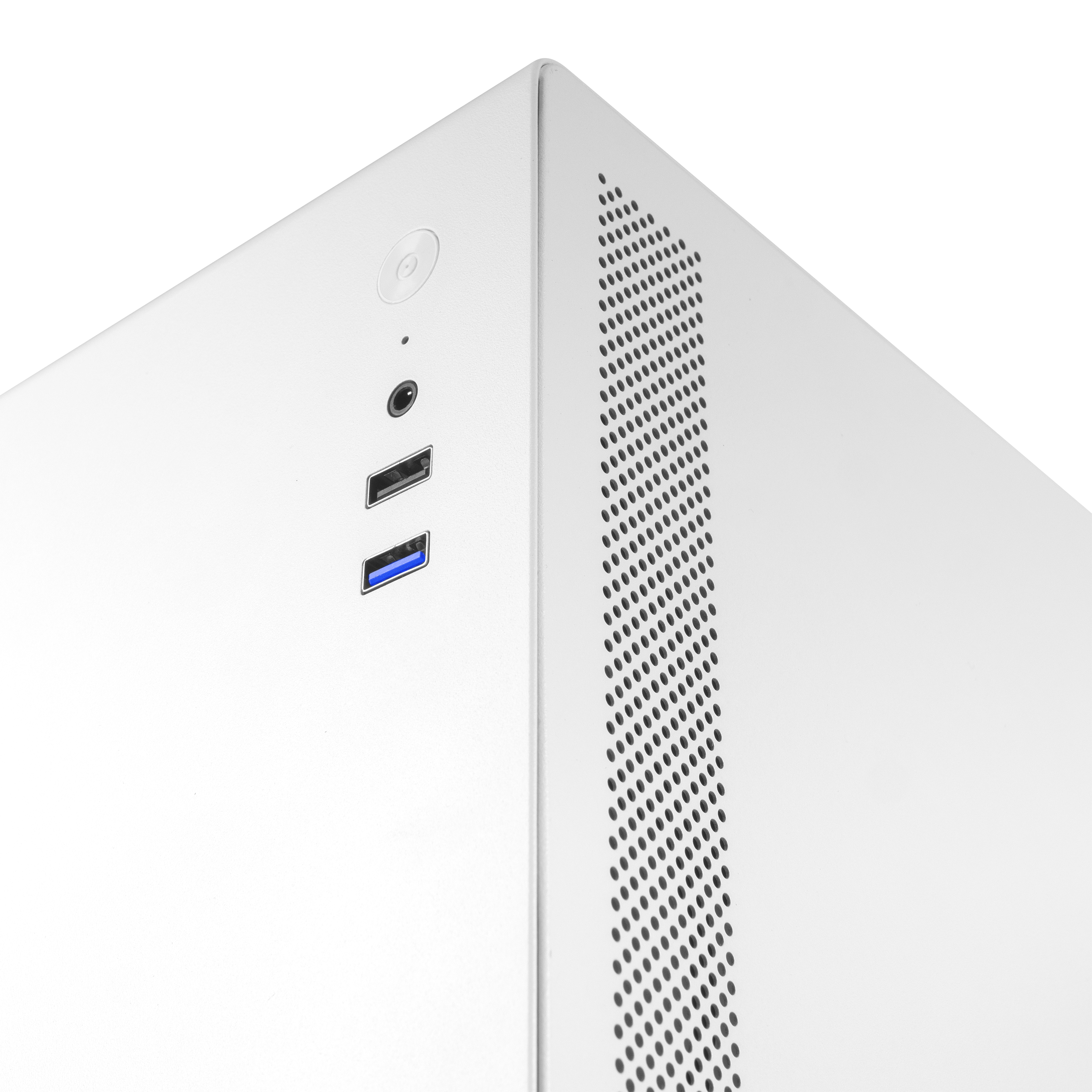 Primo piano di un angolo di un case per computer bianco con porte e fori di ventilazione.