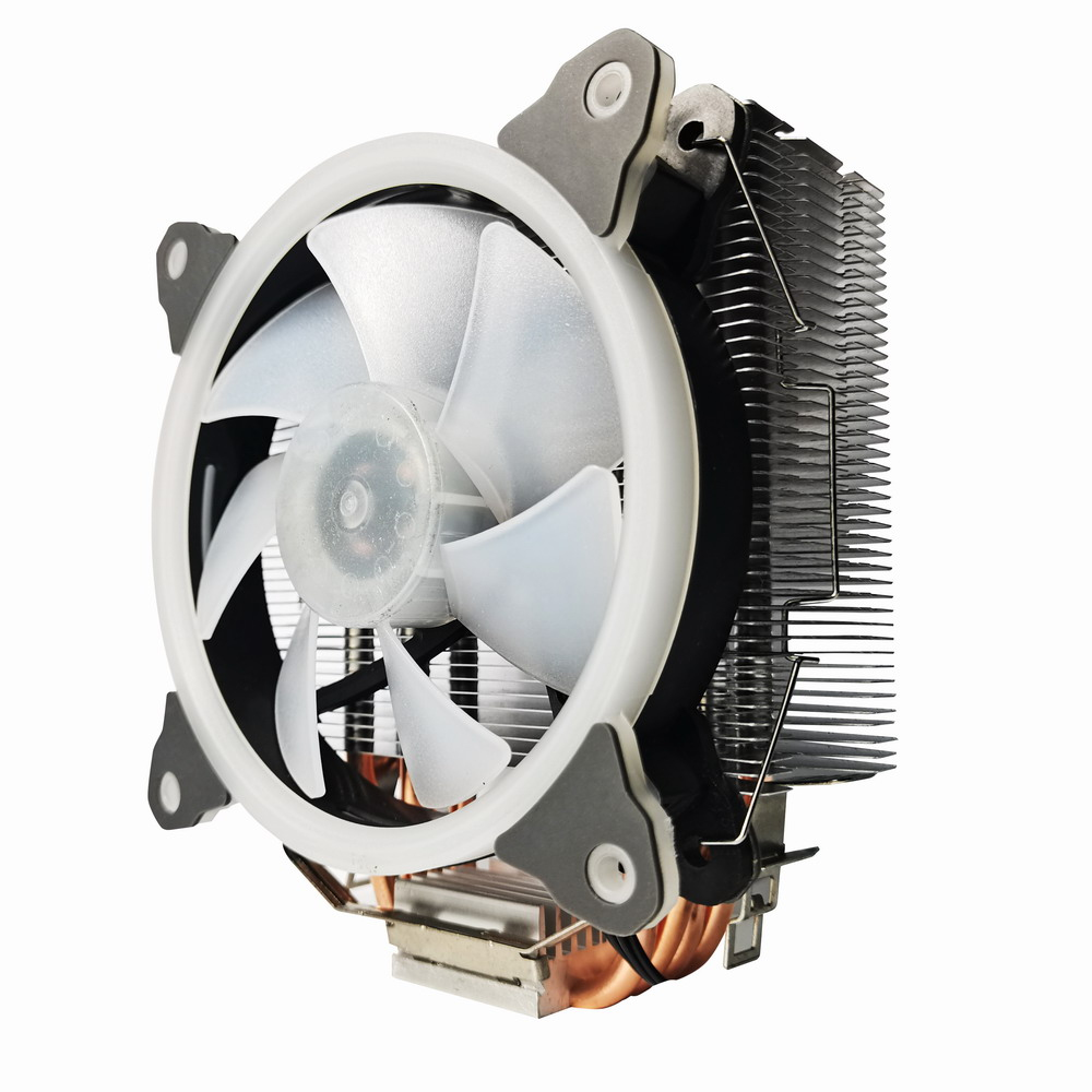 Dissipatore CPU con ventola, alette argentate, base in rame e telaio ventola bianco, isolato.