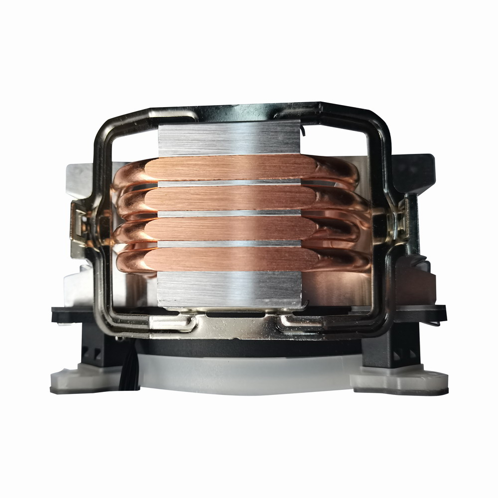 Dissipatore CPU con heat pipe in rame e base ventola bianca.