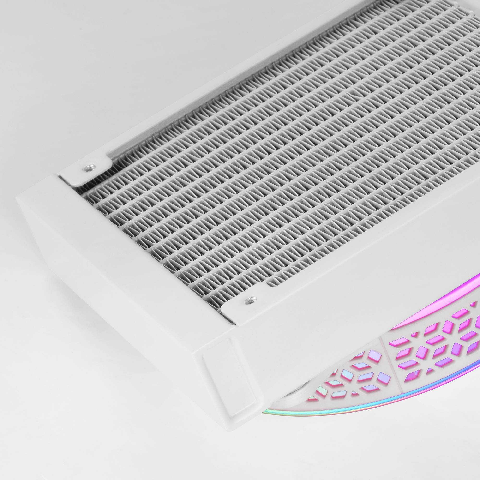 Weißer PC-Radiator mit Lamellen, abgewinkelt, mit bunten Lichtern unten.