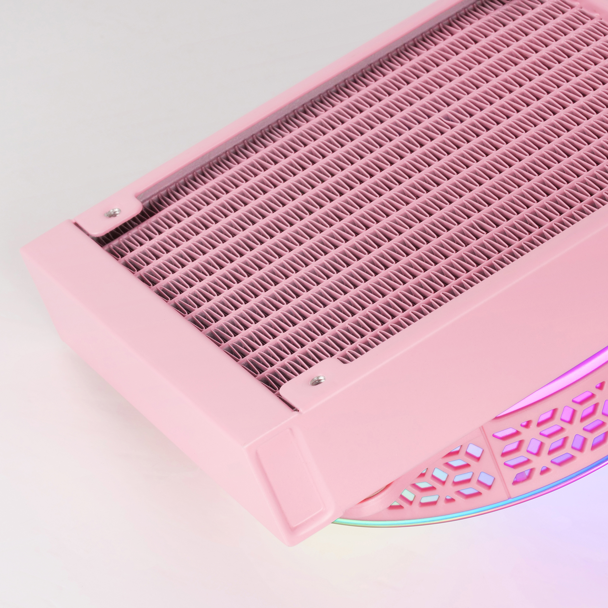 Radiatore per raffreddamento a liquido per computer rosa, vista dall'alto, con base chiara.