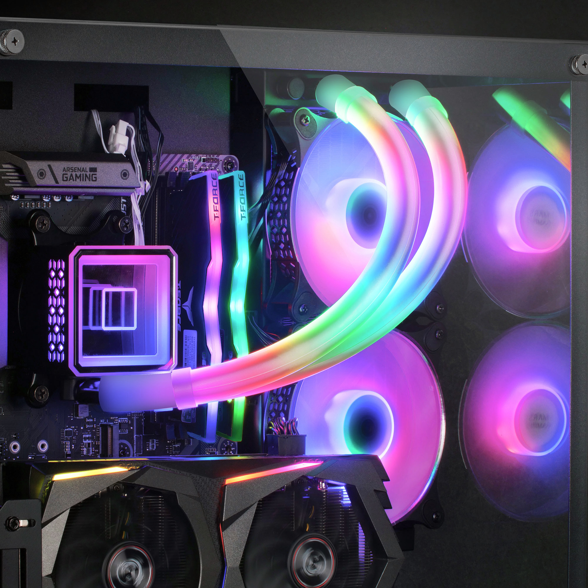 Componenti del computer all'interno di un case, tra cui ventole RGB, tubi di raffreddamento a liquido e una scheda grafica.