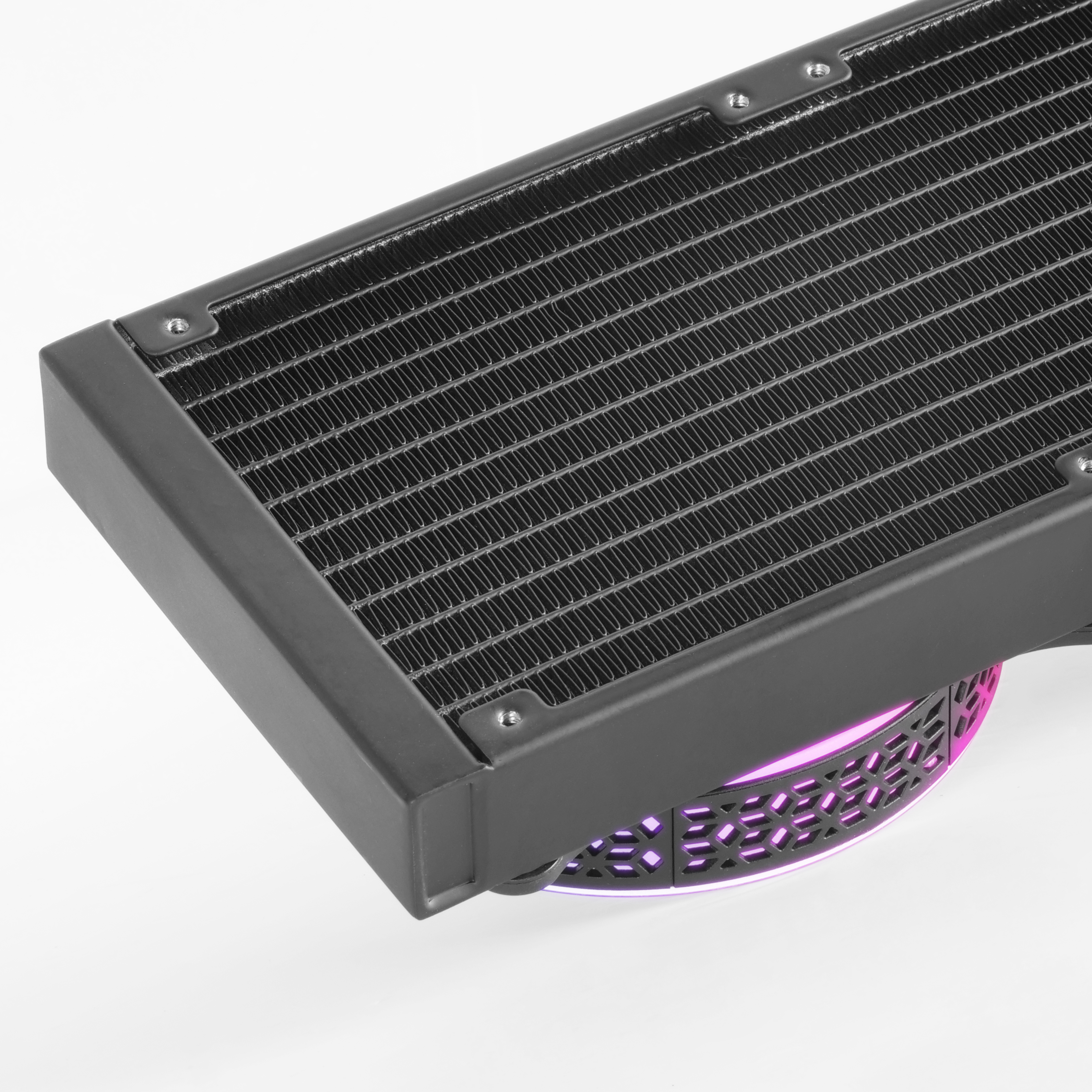 Zbliżenie chłodnicy z wentylatorem z oświetleniem RGB, na białej powierzchni.