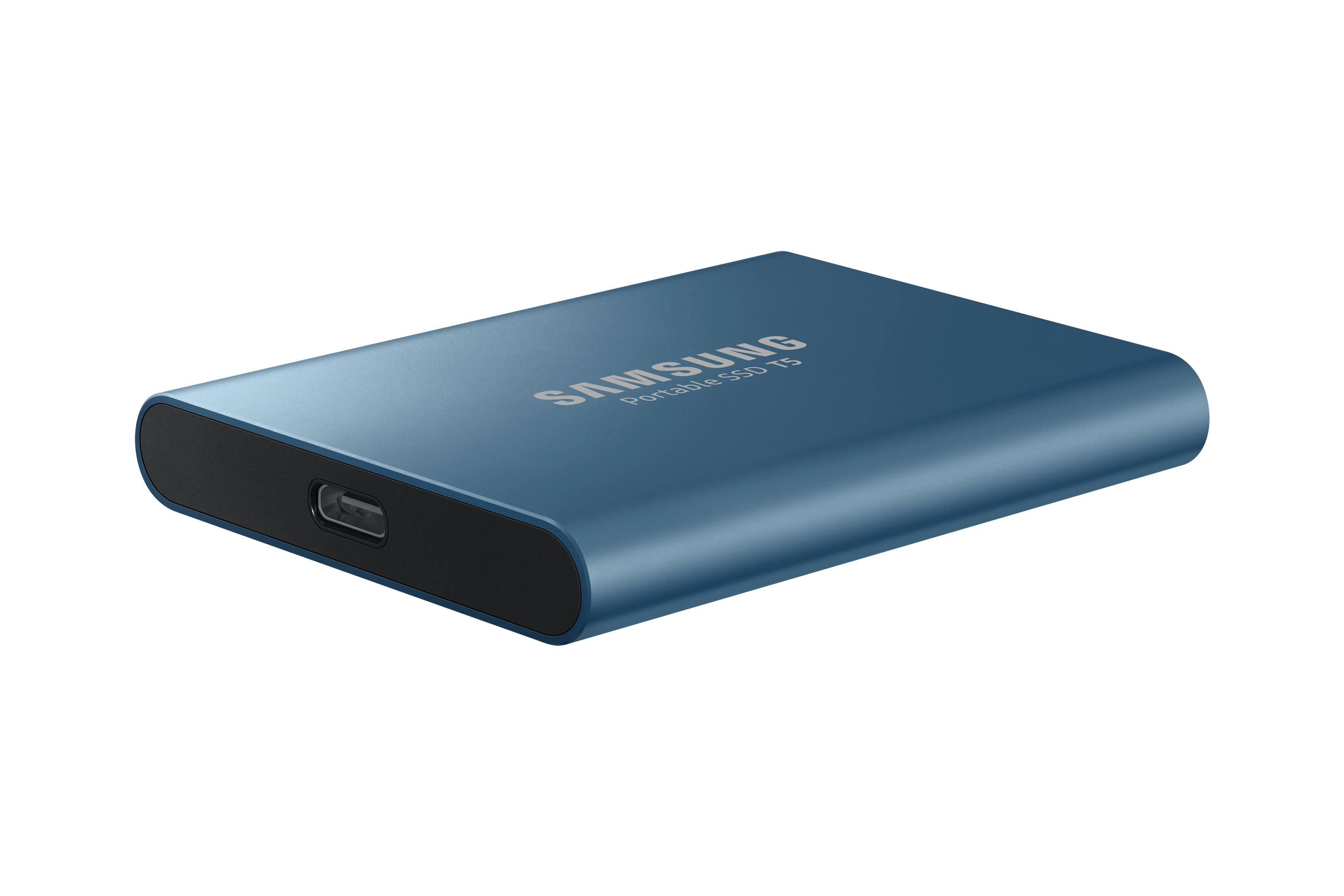 SSD portatile Samsung T5 blu su sfondo bianco, angolato per mostrare la sua forma.