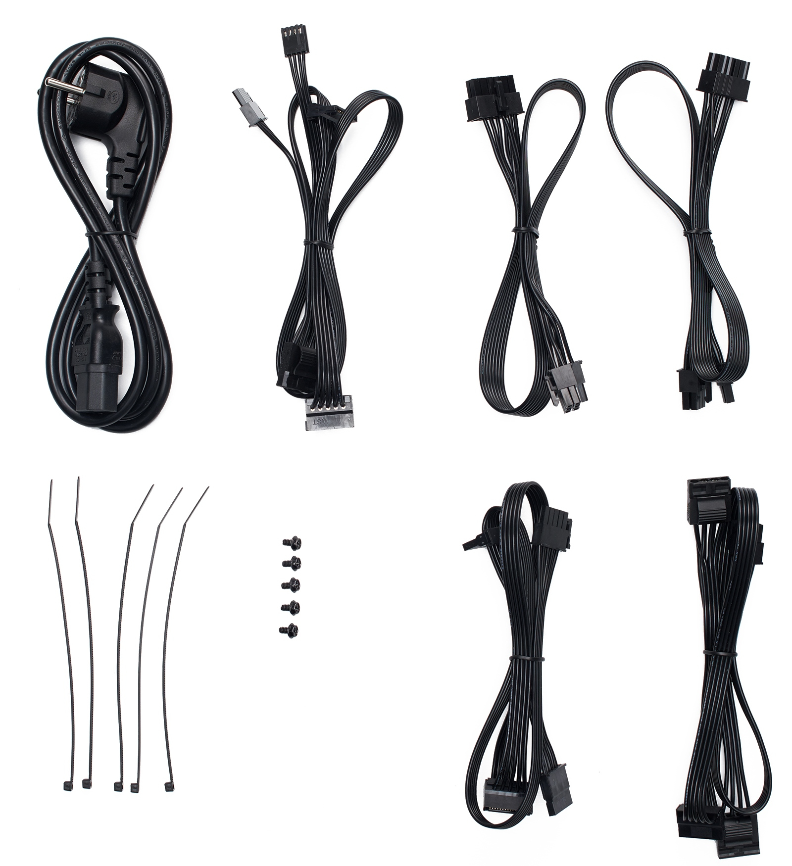 Vari cavi e accessori per computer neri disposti su sfondo bianco.