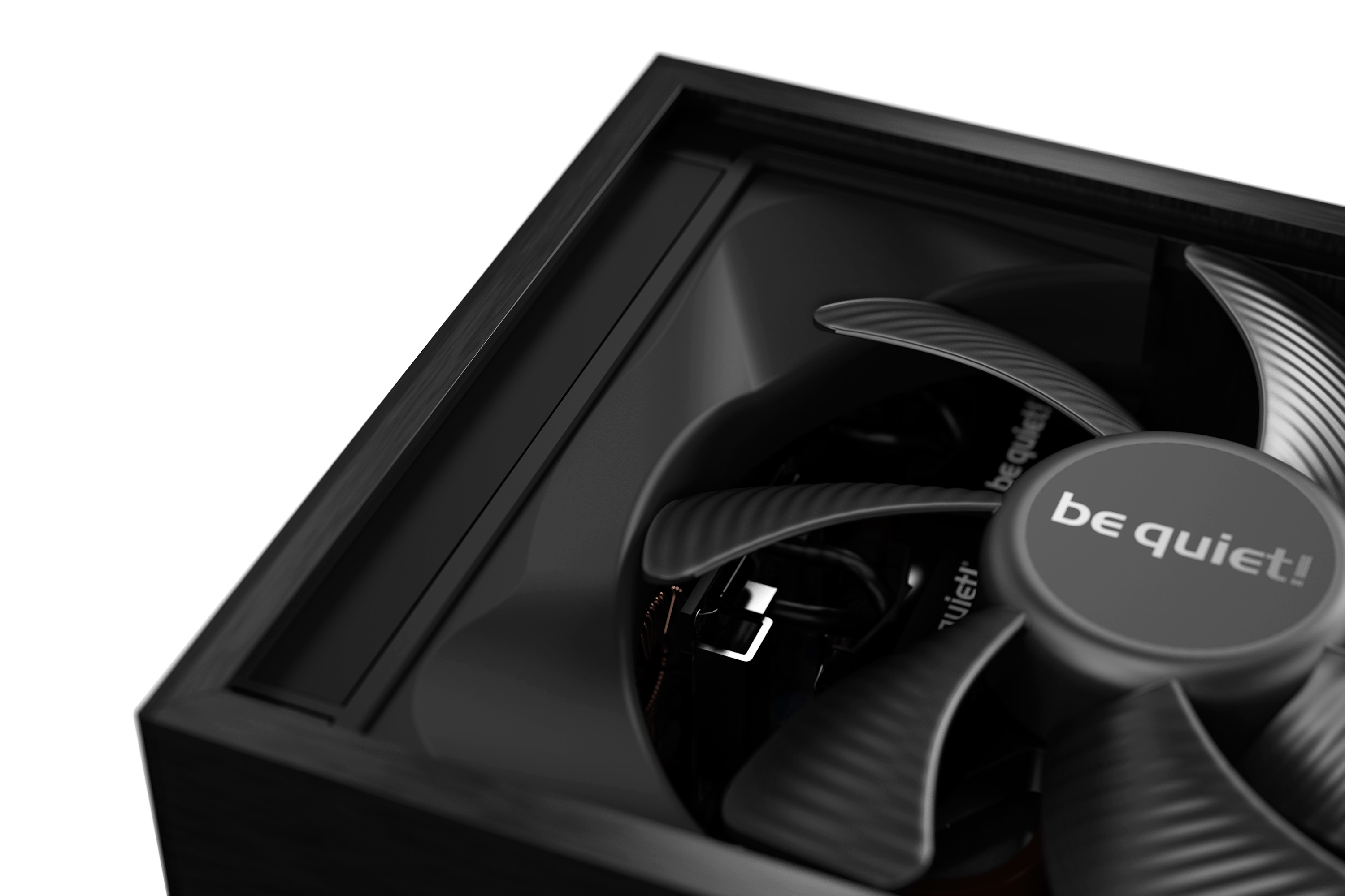Primo piano di una ventola nera all'interno di un componente per computer nero, con il logo 'be quiet!'