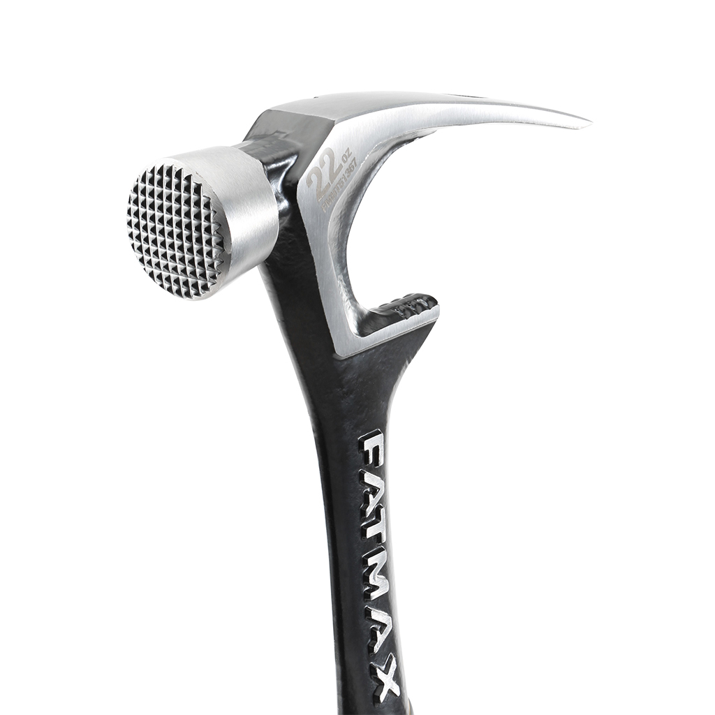 Zbliżenie czarno-żółtego młotka na białym tle.