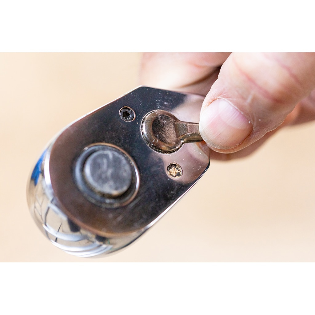 Nahaufnahme eines Ratschenschlüsselkopfs. Glänzendes Metall, der Verriegelungsmechanismus ist sichtbar.