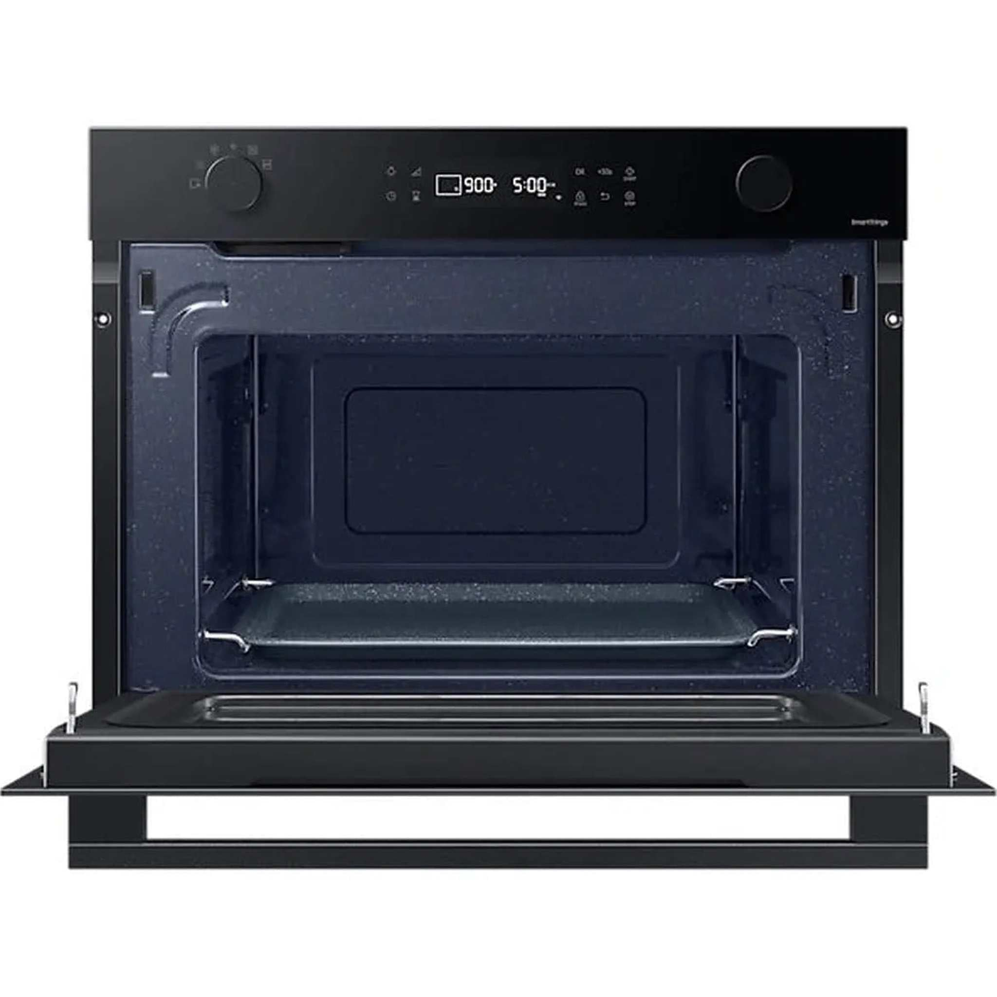 Forno a microonde nero aperto. L'interno è scuro e c'è un vassoio di vetro. Il pannello di controllo è in alto.