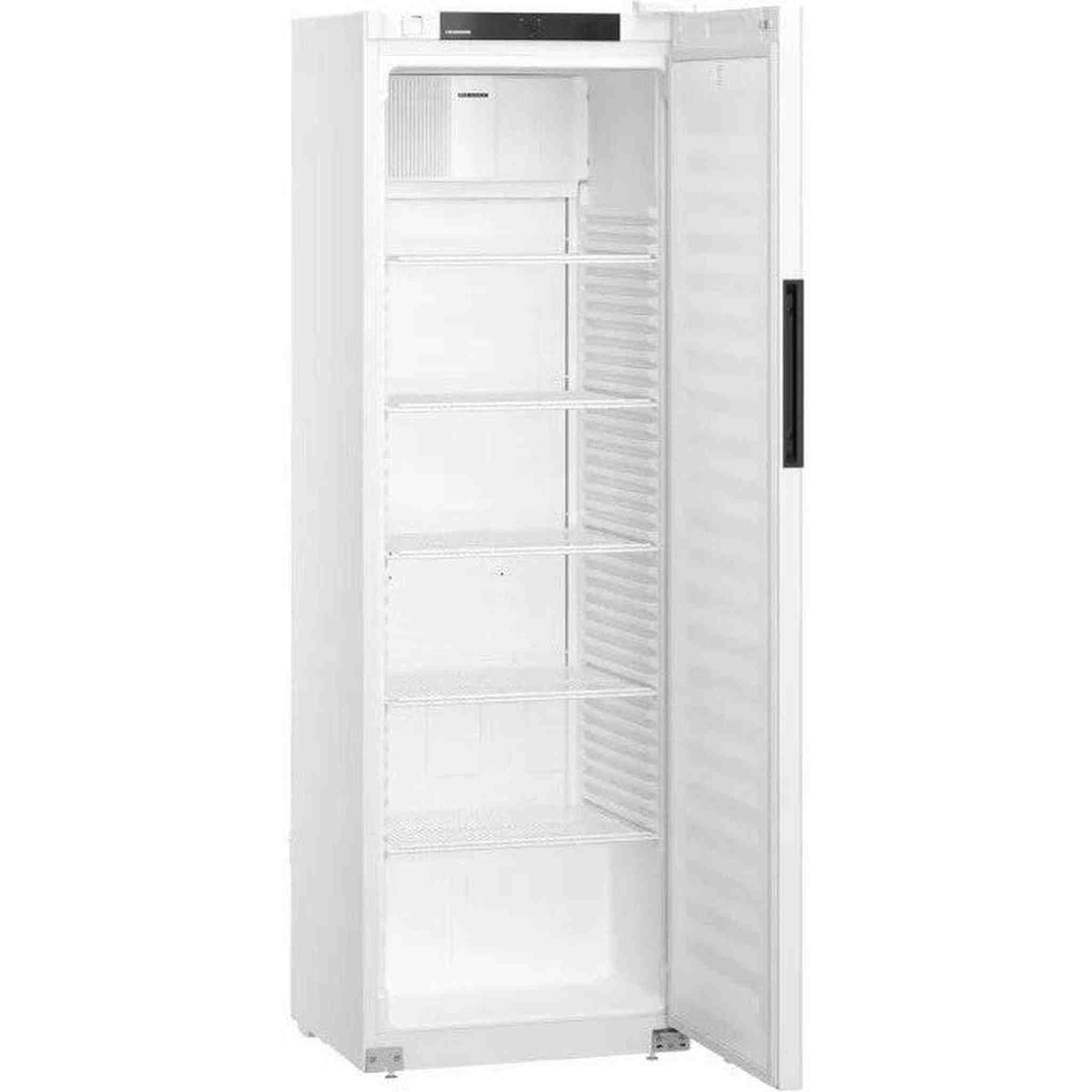 Un frigorifero bianco con la porta aperta, che mostra ripiani e dettagli interni. La porta ha una maniglia nera.