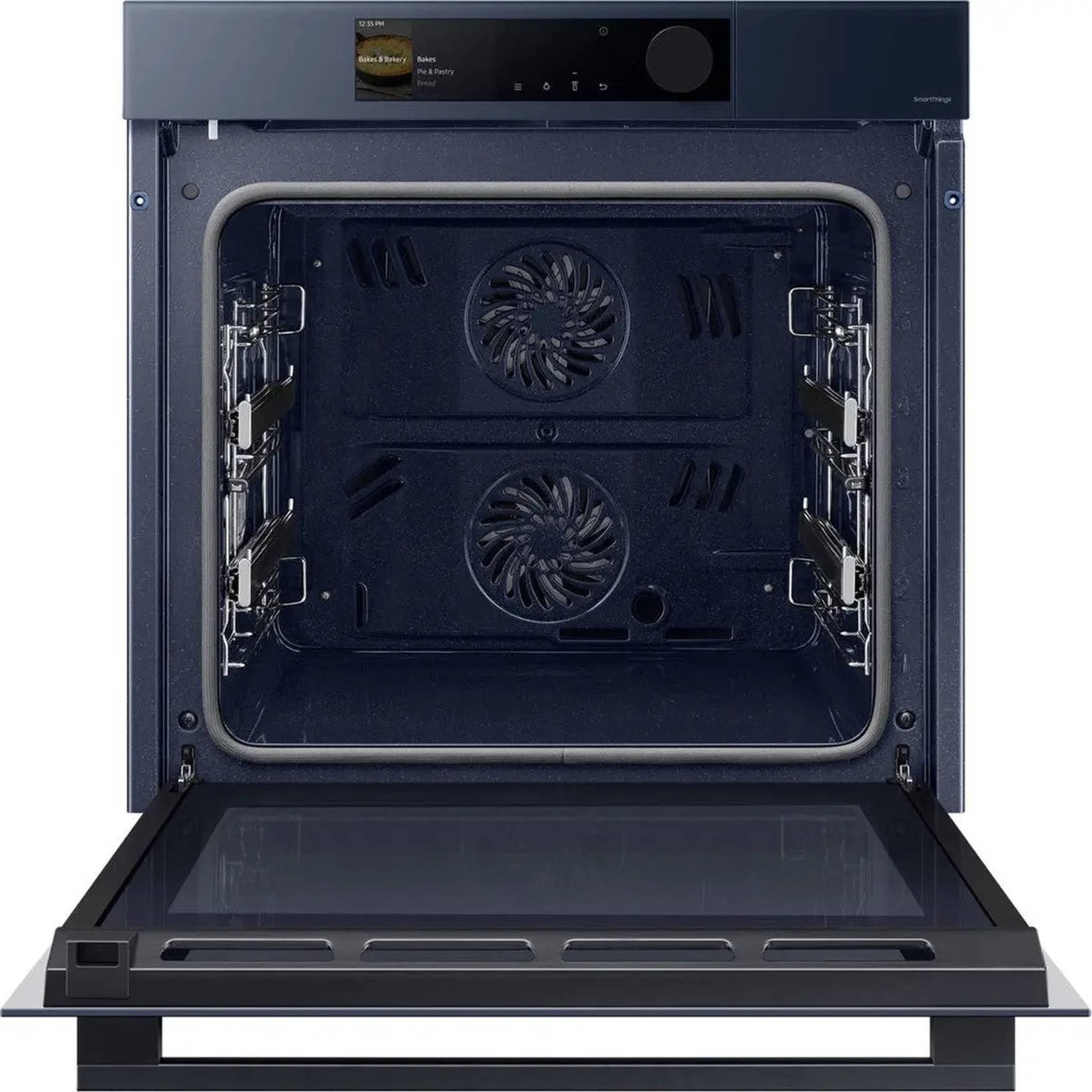 L'intérieur d'un four Samsung bleu foncé. La porte est ouverte, montrant les ventilateurs et les grilles.