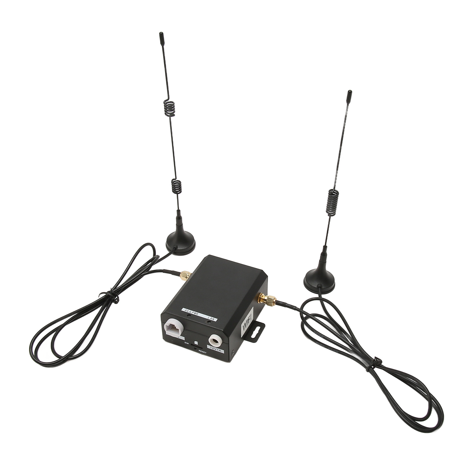 Schwarzer WLAN-Router mit Antennen und Kabeln. Router hat ein weißes Etikett.