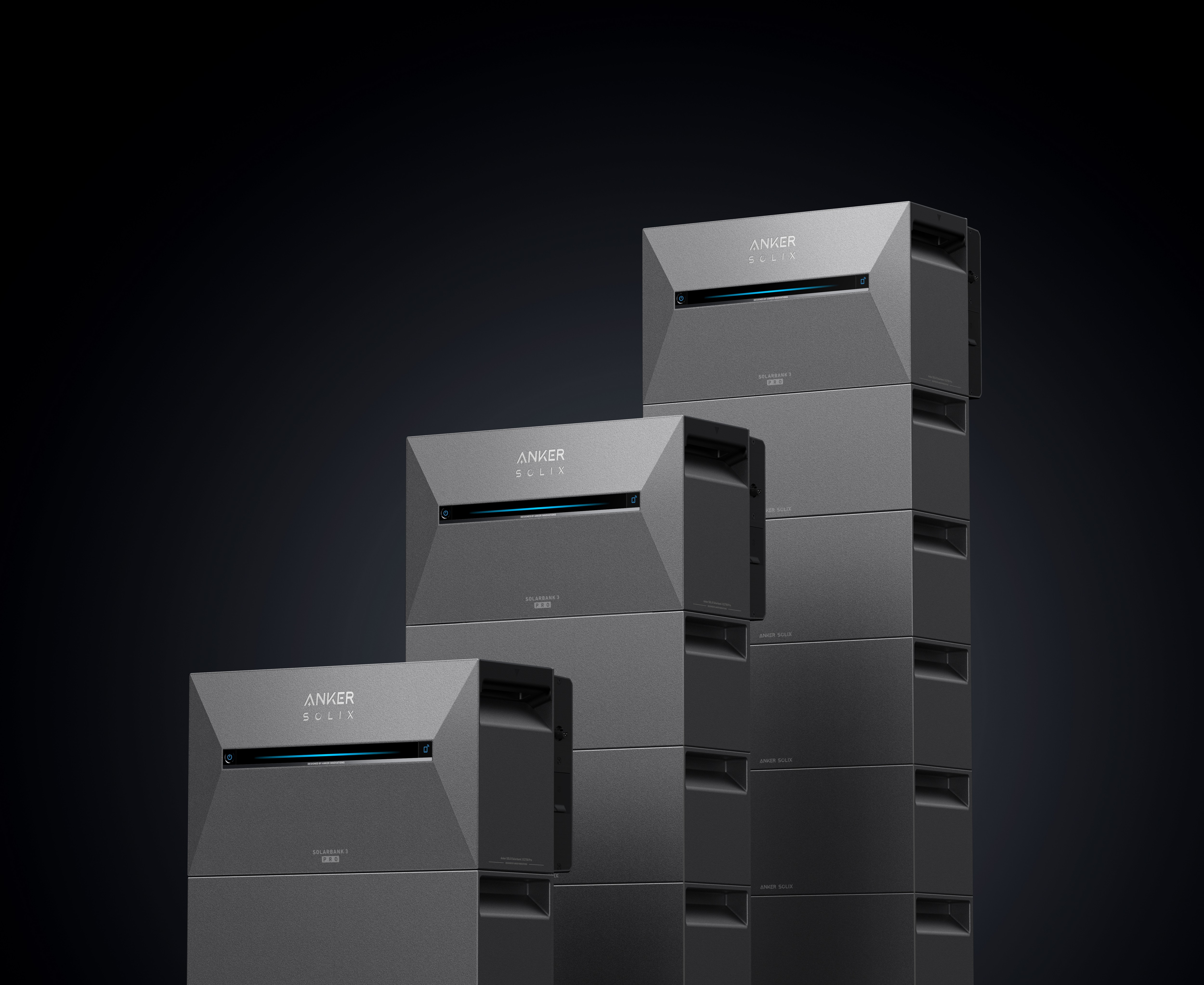 Kilka ciemnoszarych stacji zasilania Anker Solix ułożonych razem.