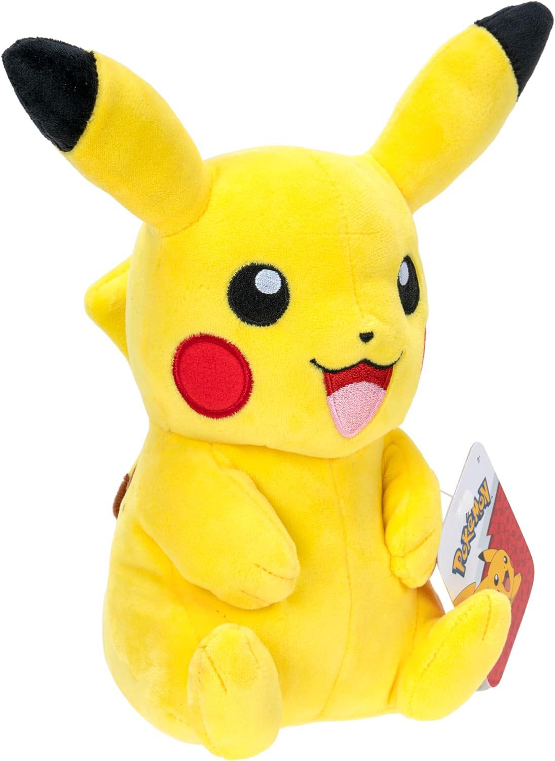 Peluche di Pikachu giallo con occhi neri e guance rosse, con etichetta attaccata.