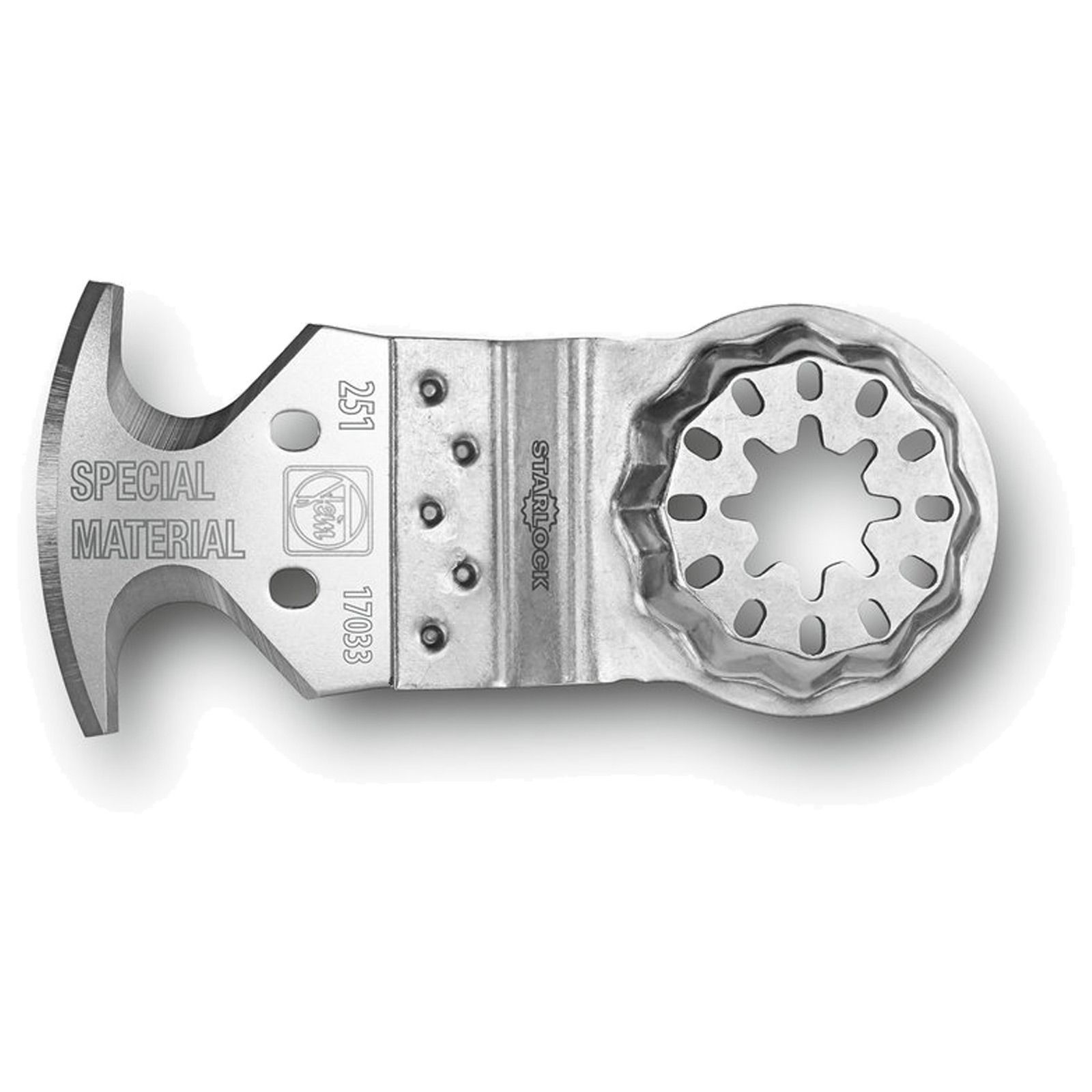 Ein Metall-Multitool-Aufsatz mit Klaue, Zahnrad und Löchern, vor weißem Hintergrund.