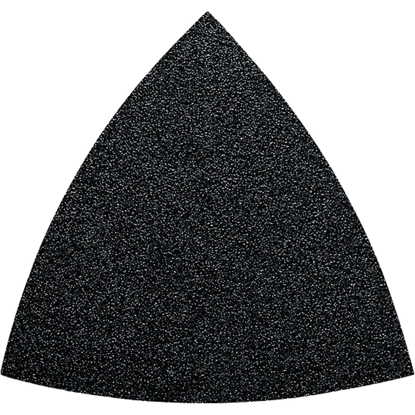 Foglio di levigatura triangolare nero con superficie strutturata su sfondo bianco.