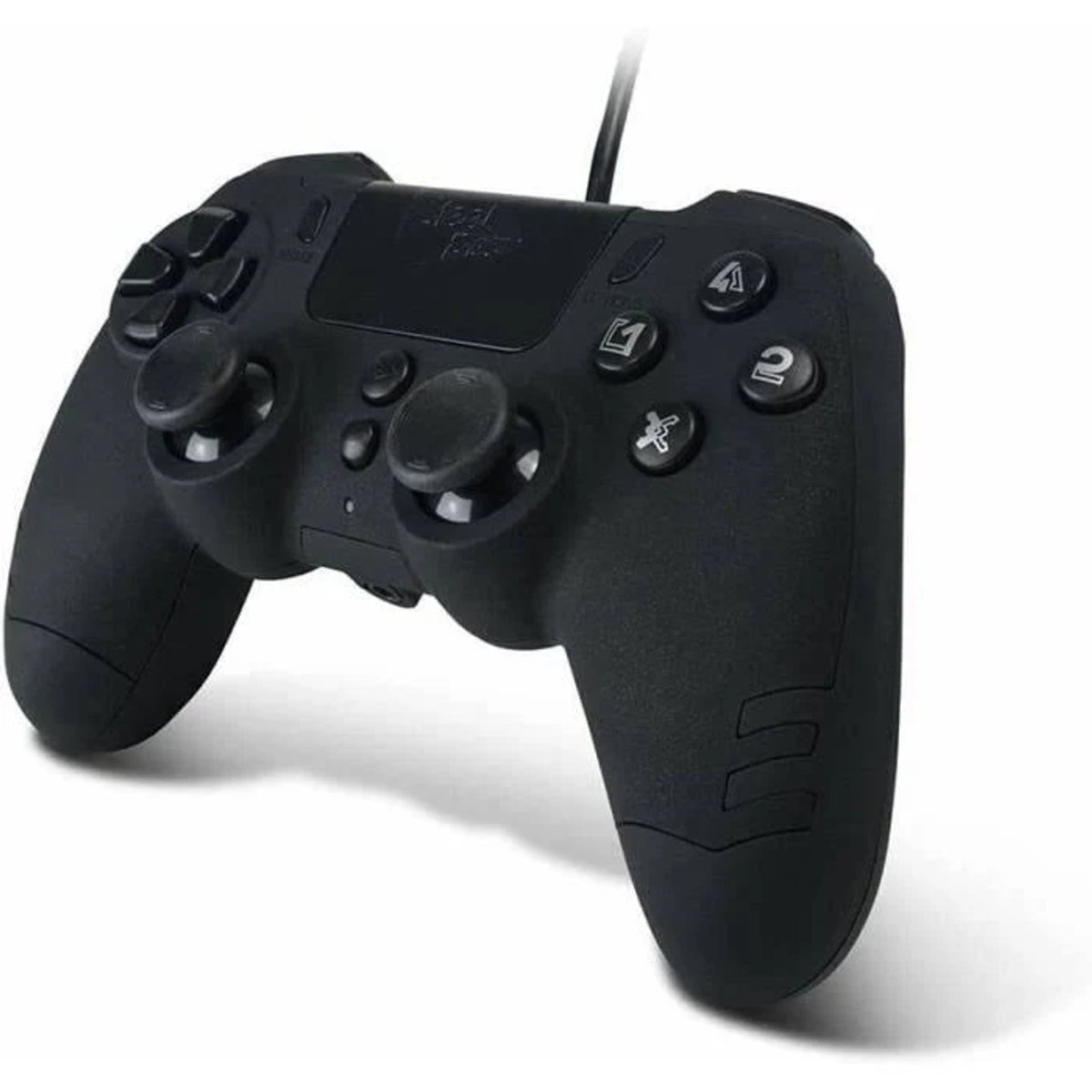 Un gamepad nero con pulsanti, due joystick e un cavo. I pulsanti sono etichettati con simboli.