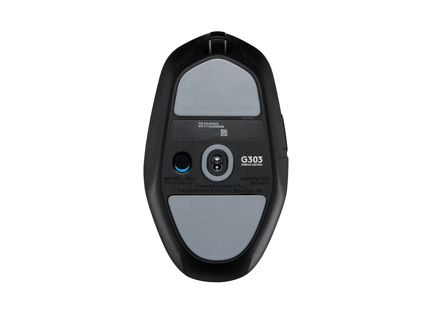 Parte inferiore di un mouse da gaming nero con cuscinetti grigi e informazioni sul modello.
