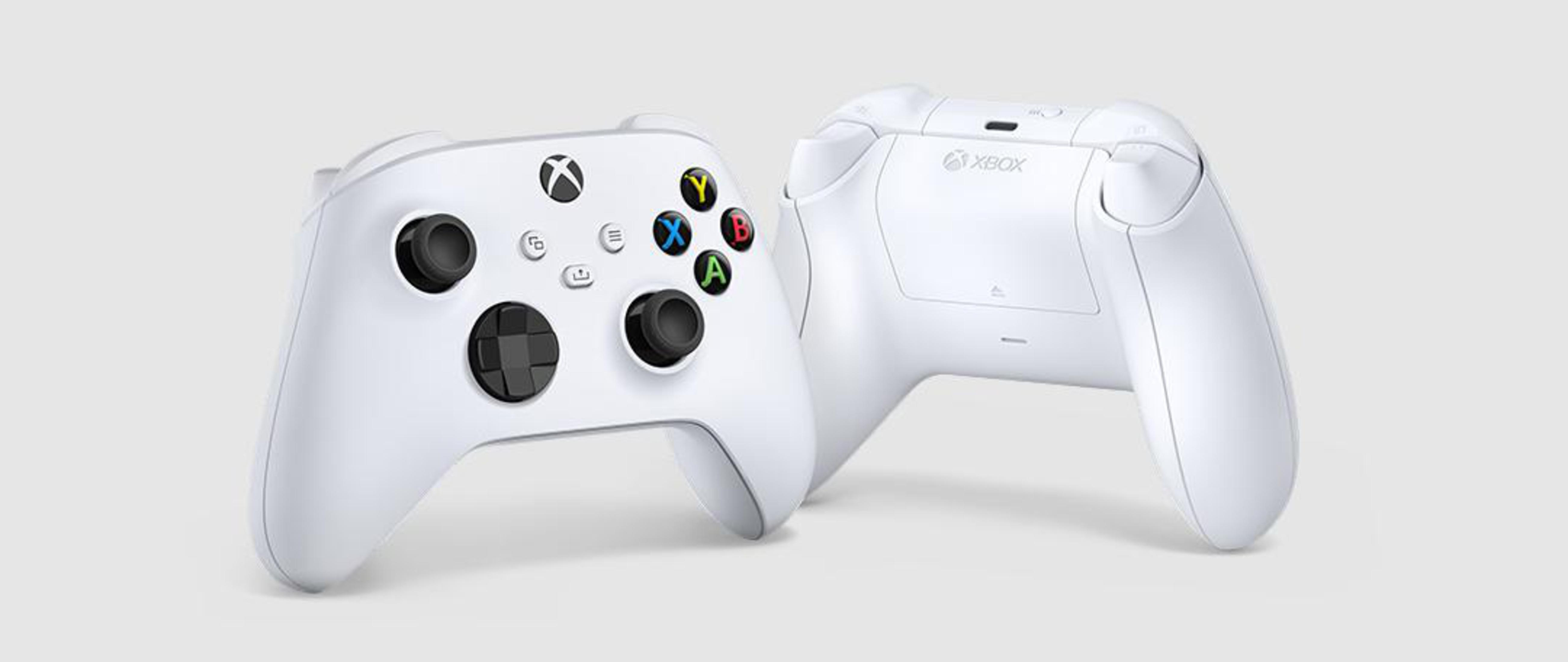 Dwa białe kontrolery Xbox, widok z przodu i z tyłu. Przyciski są kolorowe.