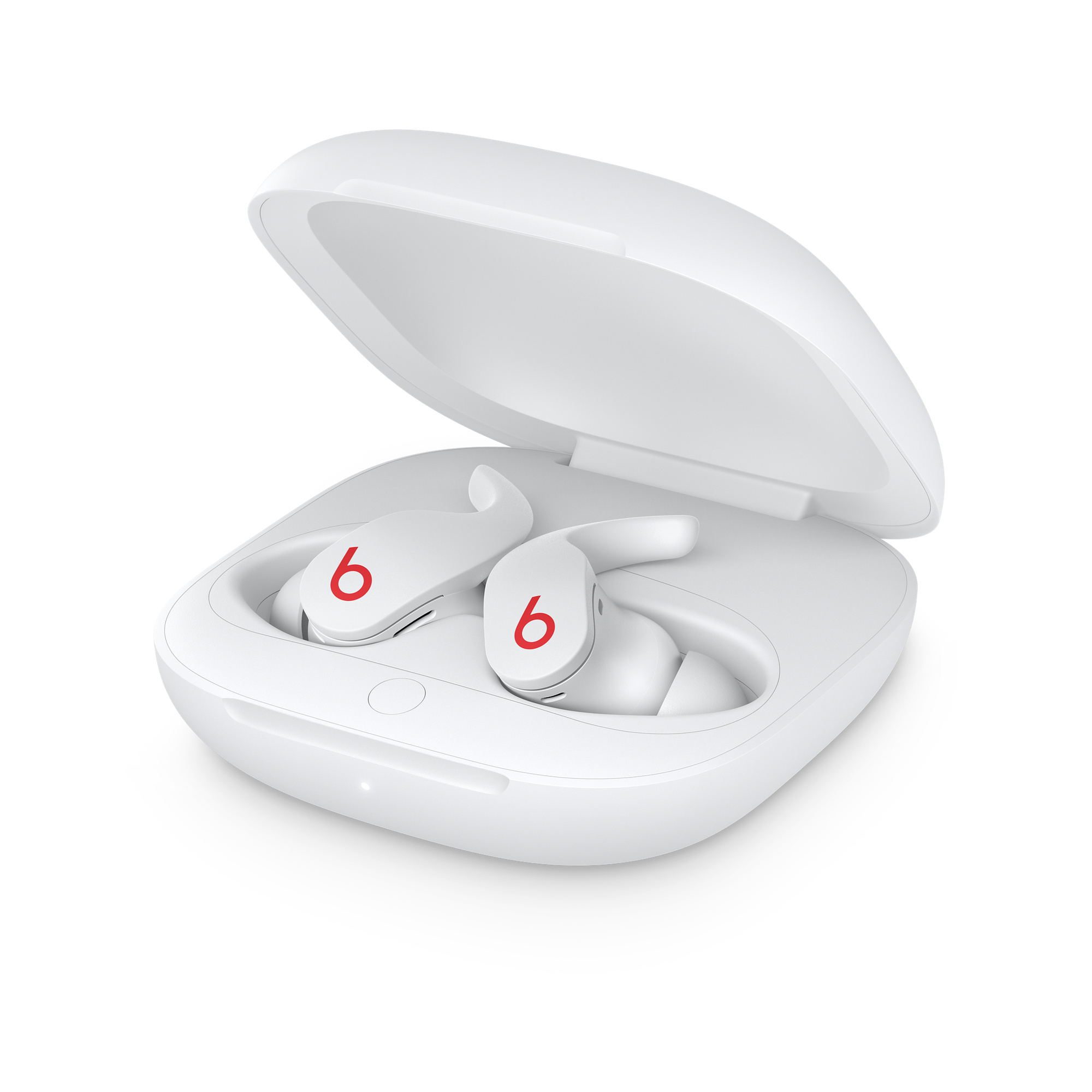 Weiße Beats-Ohrhörer in offenem Ladecase, schräge Ansicht. Die Ohrhörer haben rote 'b'-Logos.