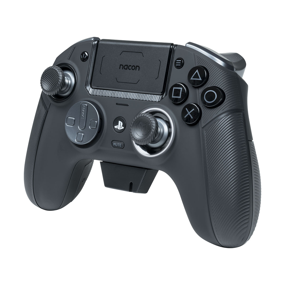 Czarny kontroler Playstation z przyciskami i joystickami. Jest na białym tle.