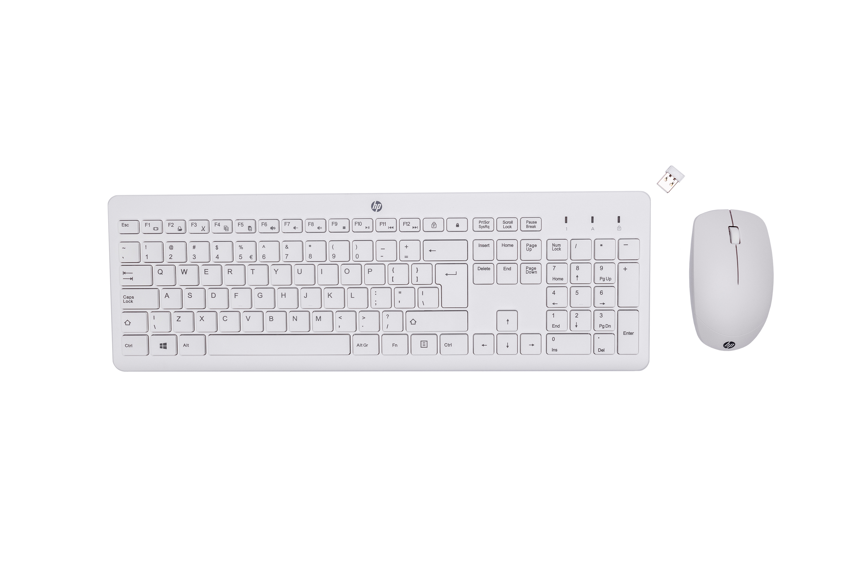 Una tastiera e un mouse HP bianchi su sfondo bianco.