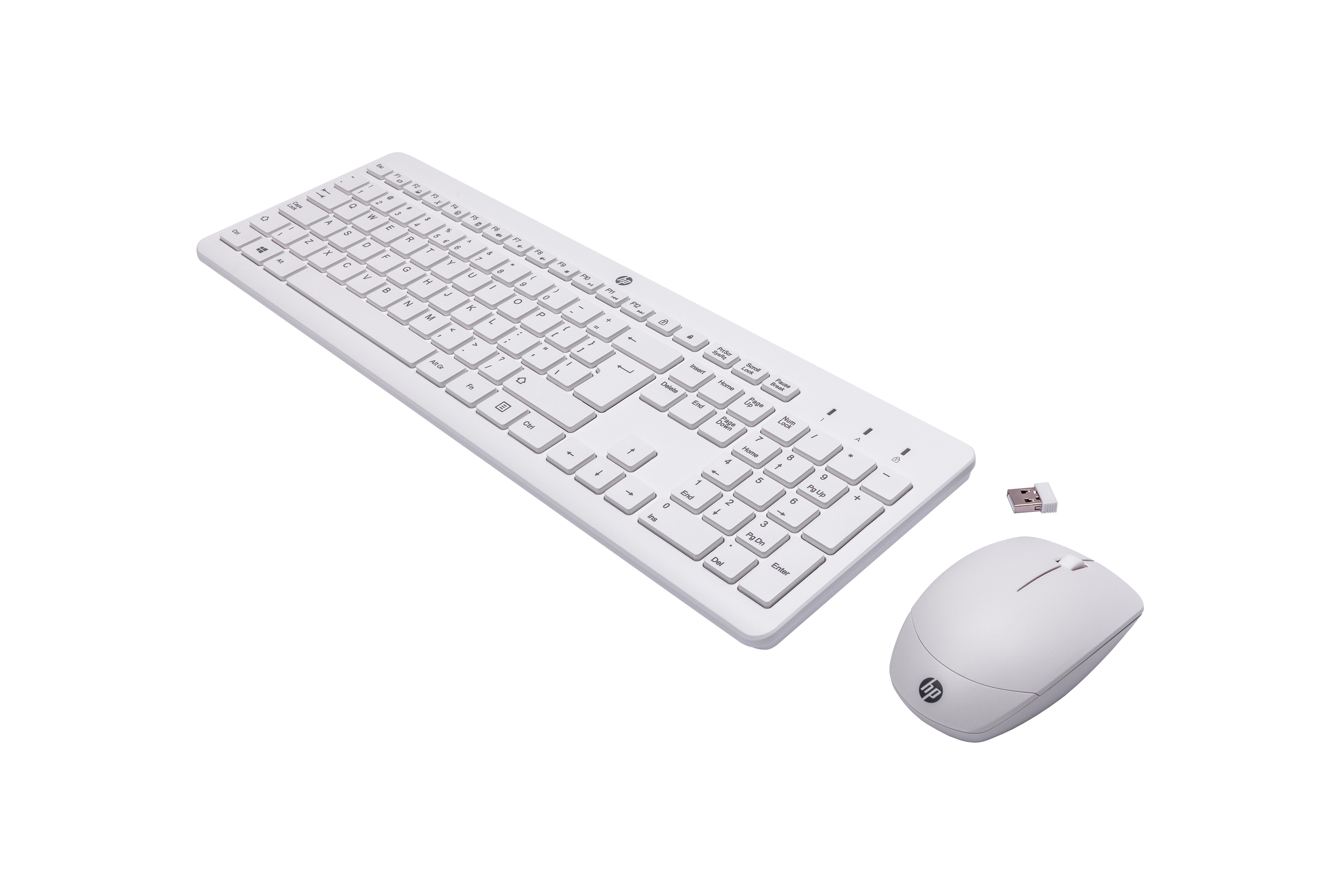 Un set bianco di tastiera e mouse HP con ricevitore USB su sfondo bianco.