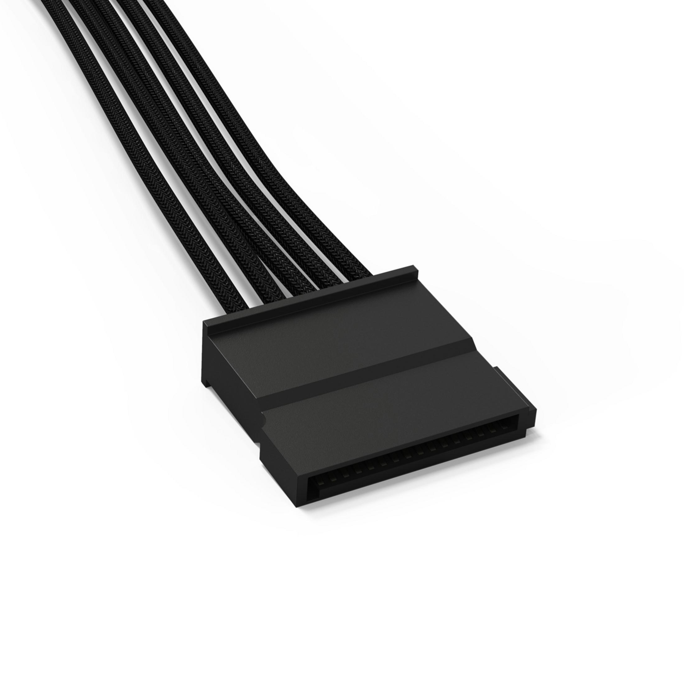 Cavo di alimentazione SATA nero con connettori multipli, angolato a destra, su sfondo bianco.