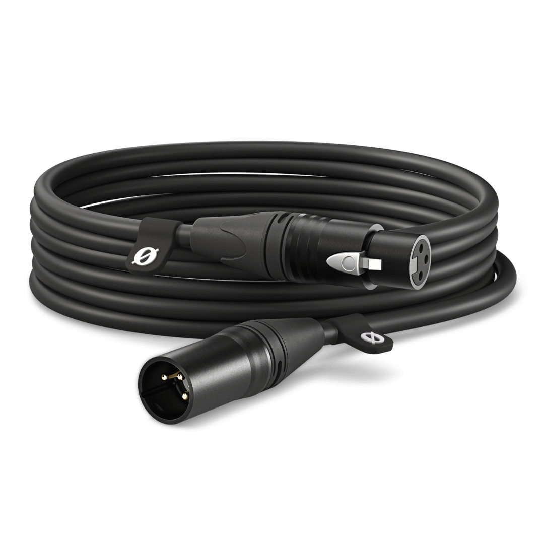 Czarny kabel XLR z czarnymi złączami. Zwinięty na białej powierzchni.