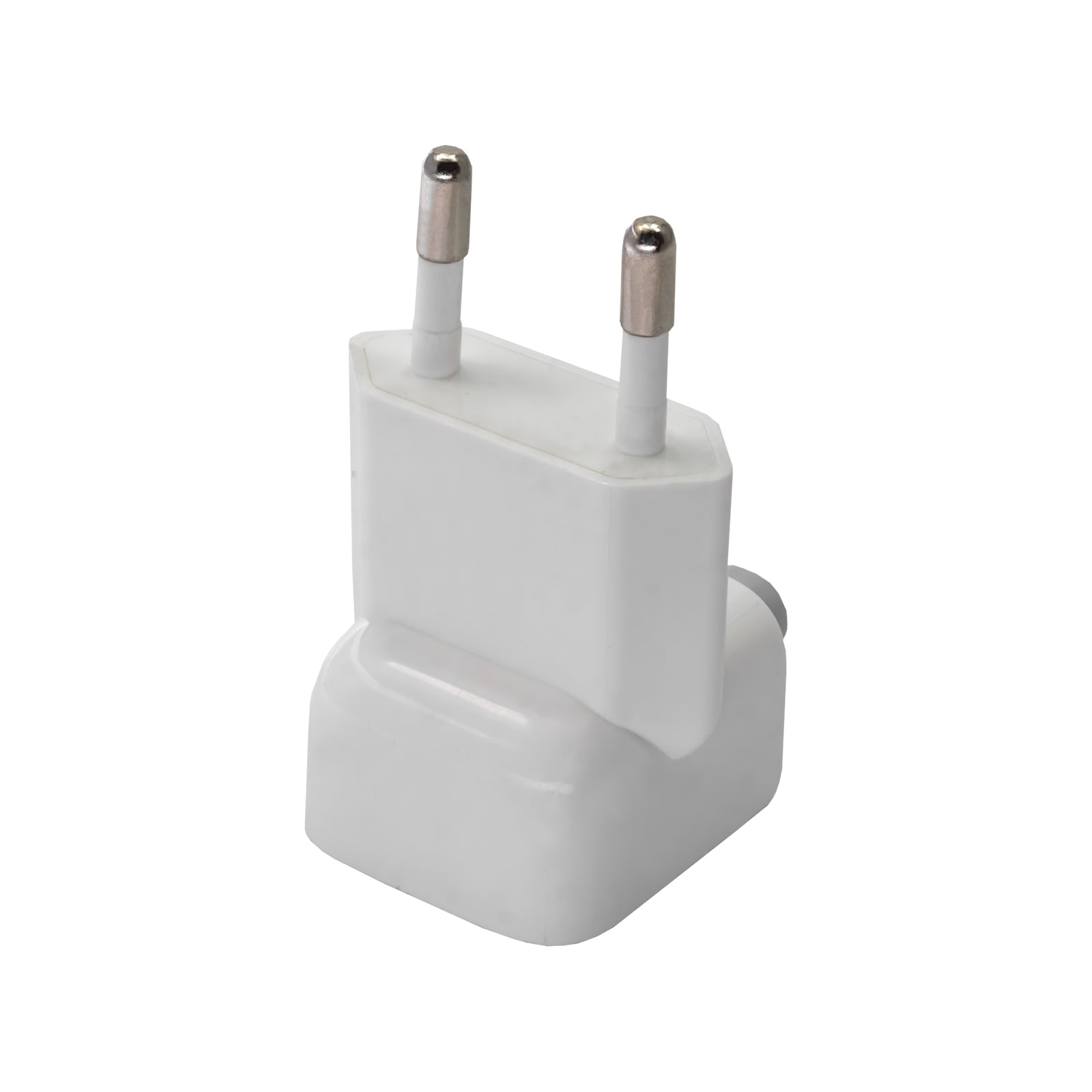 Adattatore di alimentazione bianco con due spine argentate. Sfondo bianco.