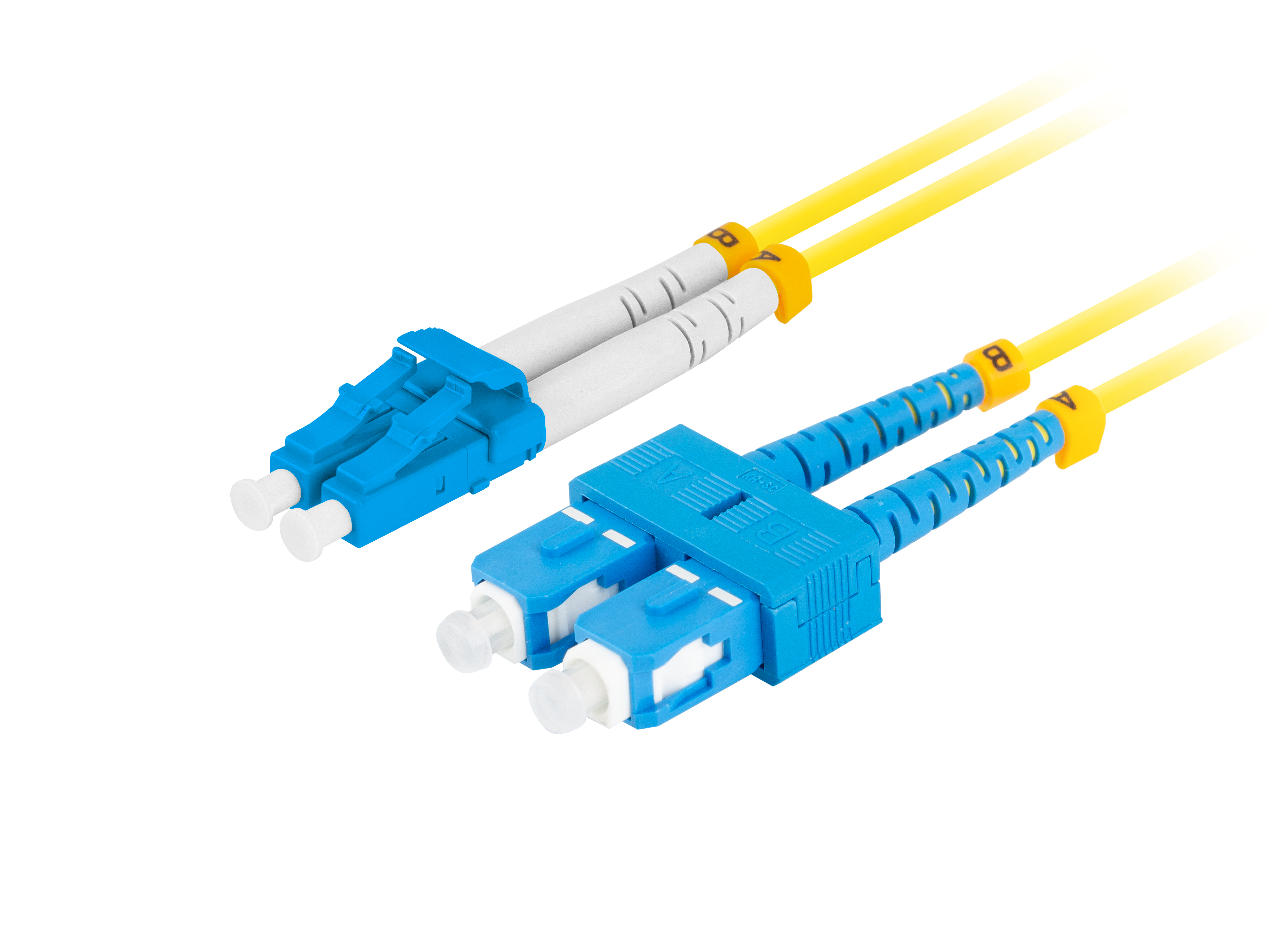 Due cavi in fibra ottica gialli con connettori blu, primo piano su sfondo bianco.