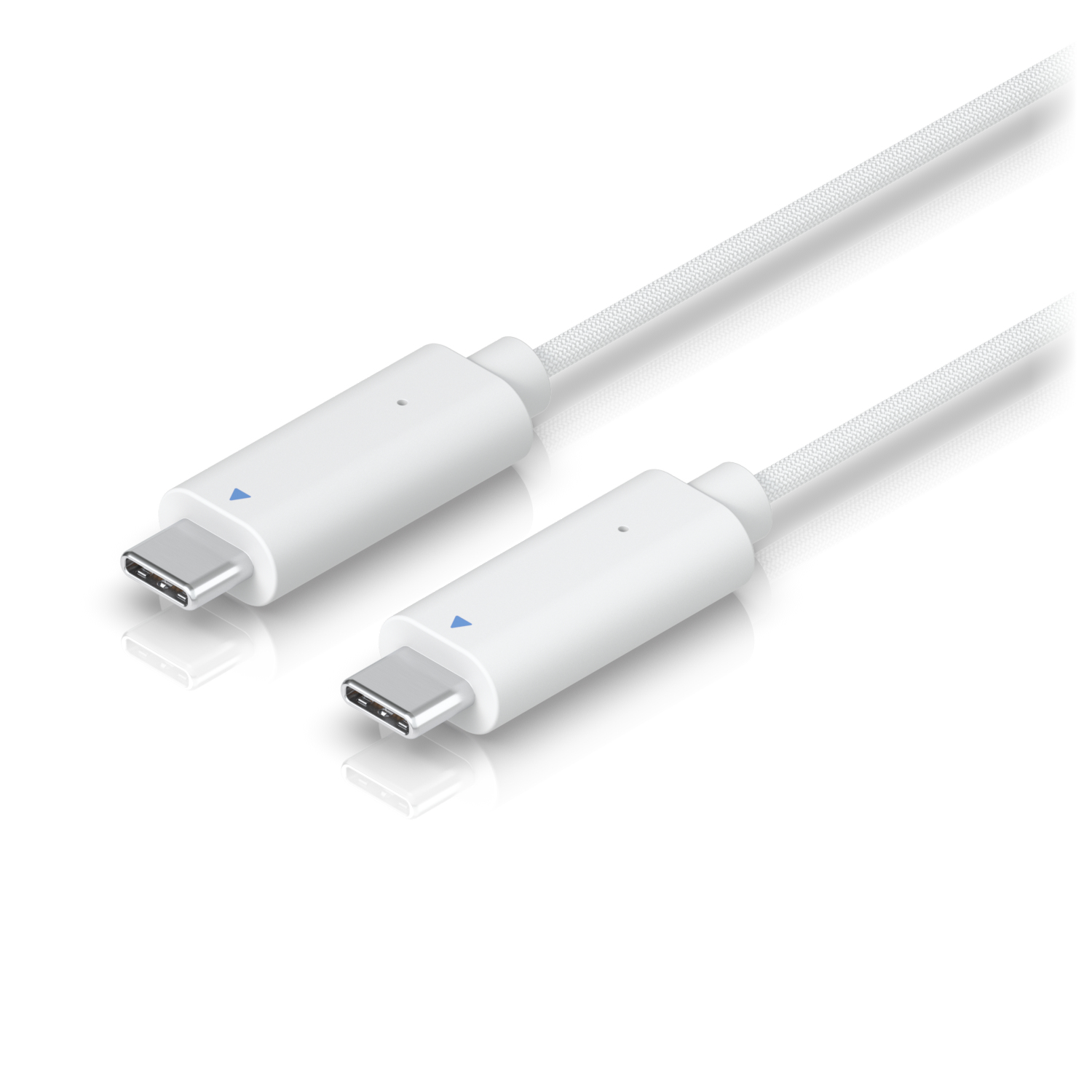 Deux câbles USB-C blancs connectés. Fond blanc.