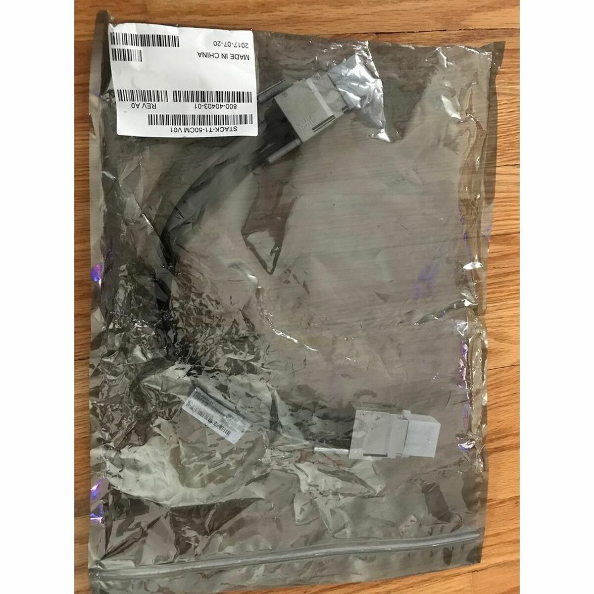 Przezroczysta plastikowa torba z częściami komputera w środku. Na torbie znajduje się etykieta z danymi.