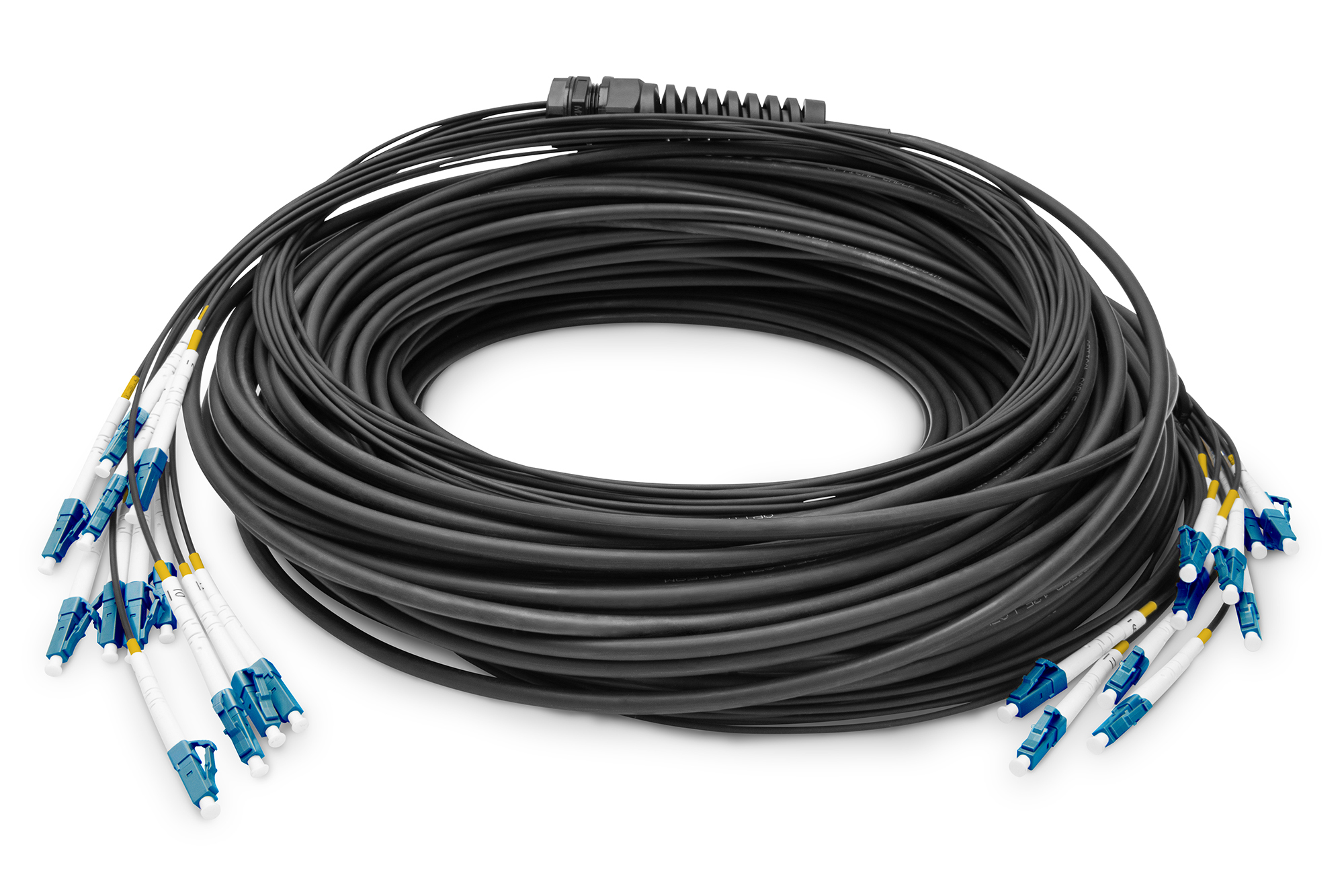 Fascio arrotolato di cavi in fibra ottica neri con più connettori. Sfondo bianco, illuminazione da studio.