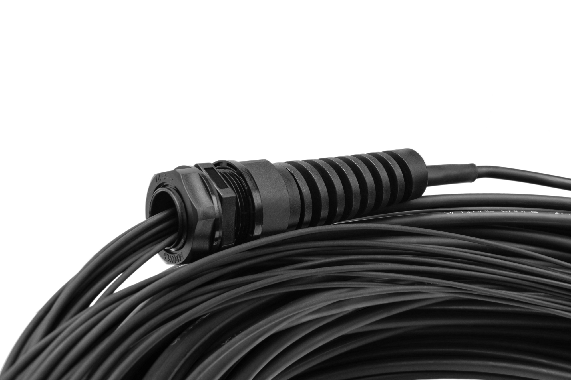 Primo piano dell'estremità di cavi in fibra ottica neri con un connettore nero. Sfondo bianco.