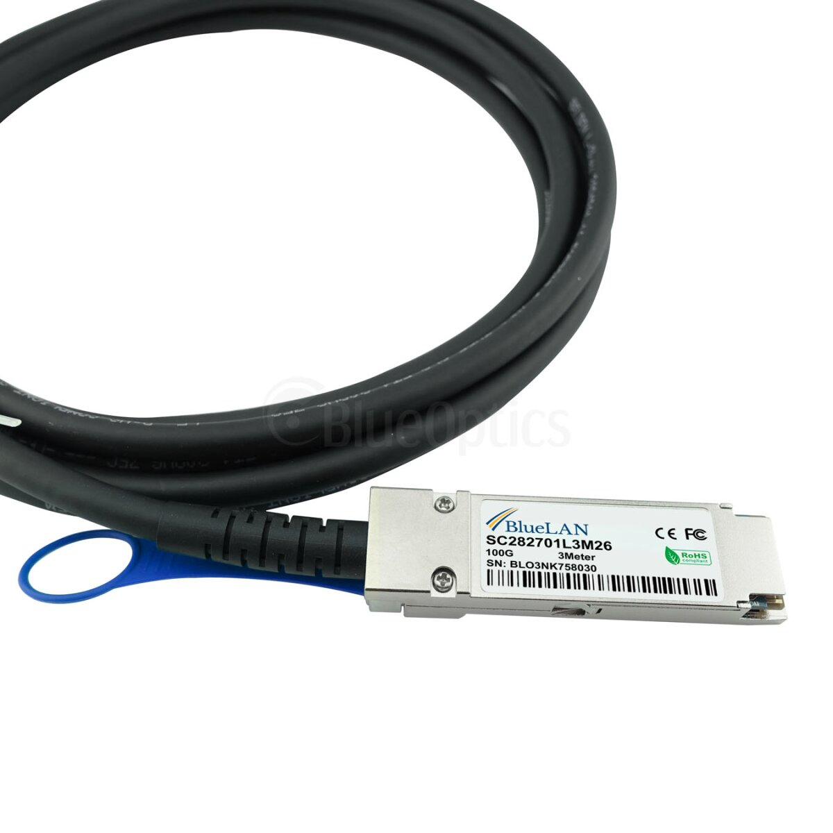 Cable negro con conector plateado. El fondo es blanco.